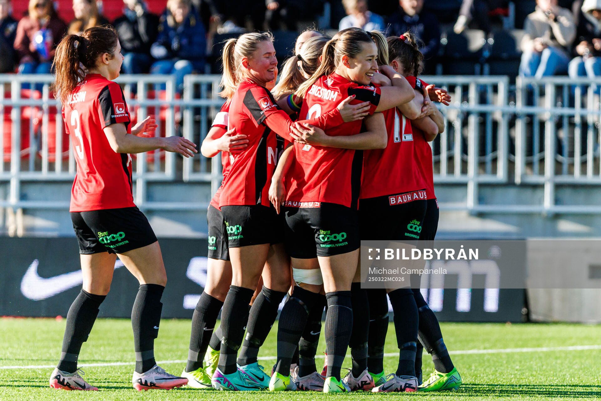 Brommapojkarnas spelare jublar efter 2-0 under fotbollsmatchen i Damallsvenskan mellan Brommapojkarna och Alingsås den 22 mars 2025 i Stockholm.