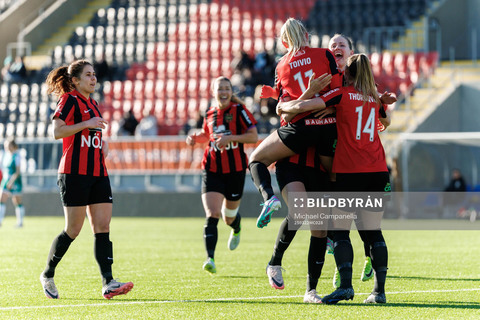 Brommapojkarnas Ellen Toivio jublar