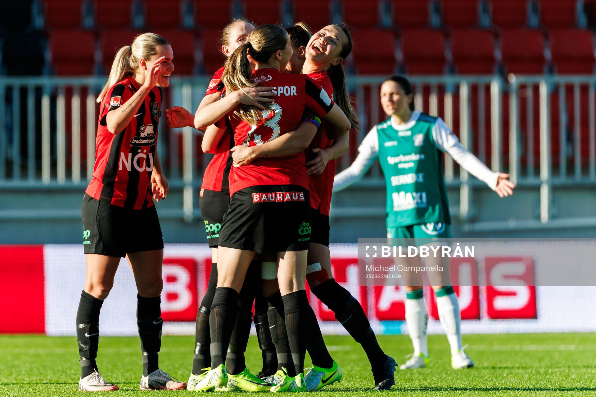 Brommapojkarnas Emma Engström jublar med lagkamraterna
