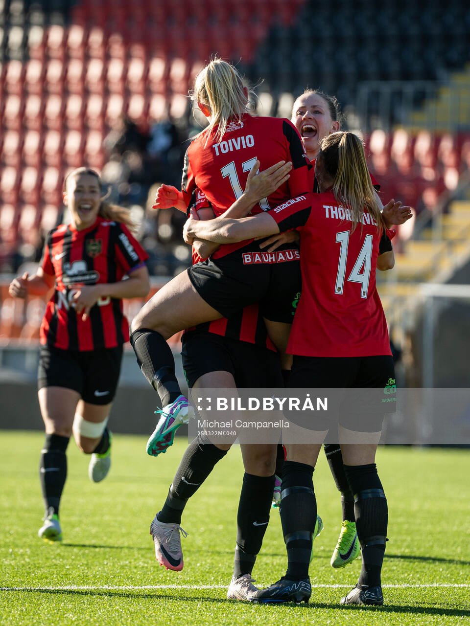 Brommapojkarnas Tuva Ölvestad jublar med lagkamrater