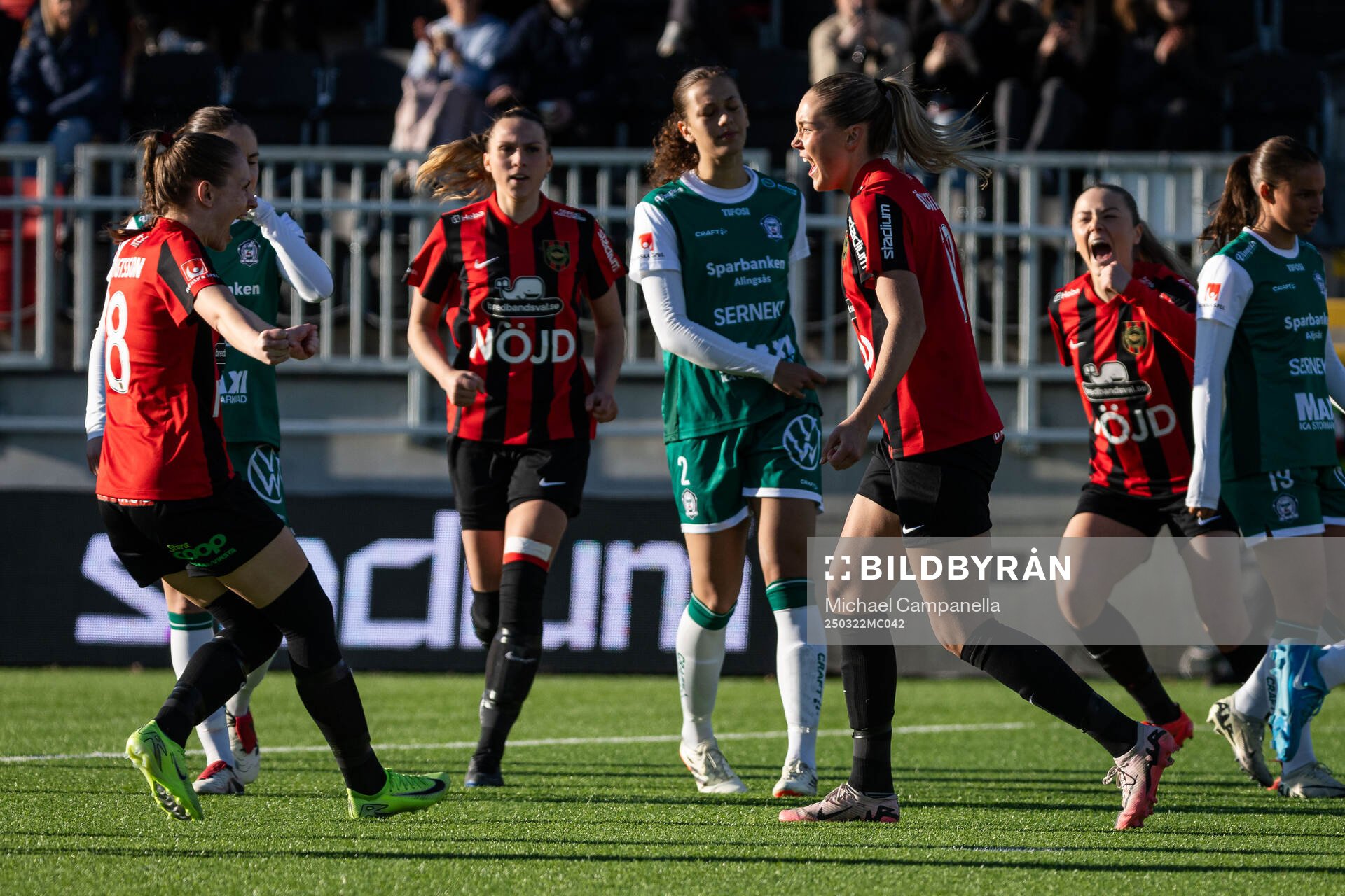 Brommapojkarnas Tuva Ölvestad jublar med lagkamrater