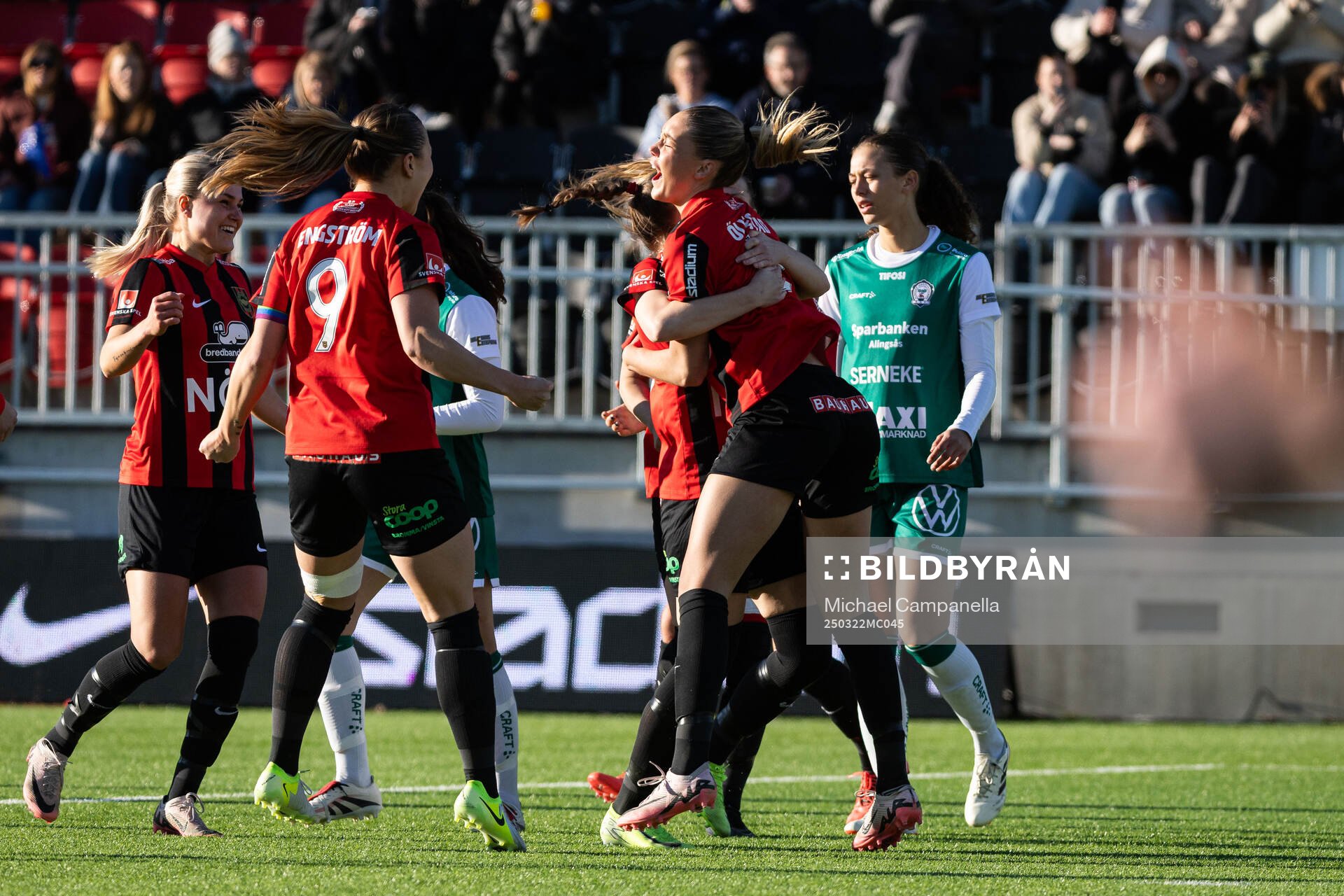 Brommapojkarnas Tuva Ölvestad jublar med lagkamrater