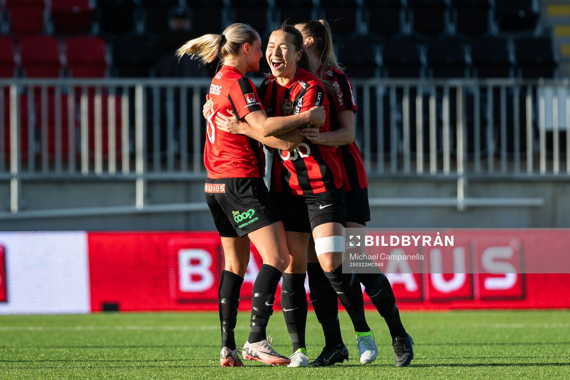Brommapojkarnas Emma Engström jublar med lagkamrater