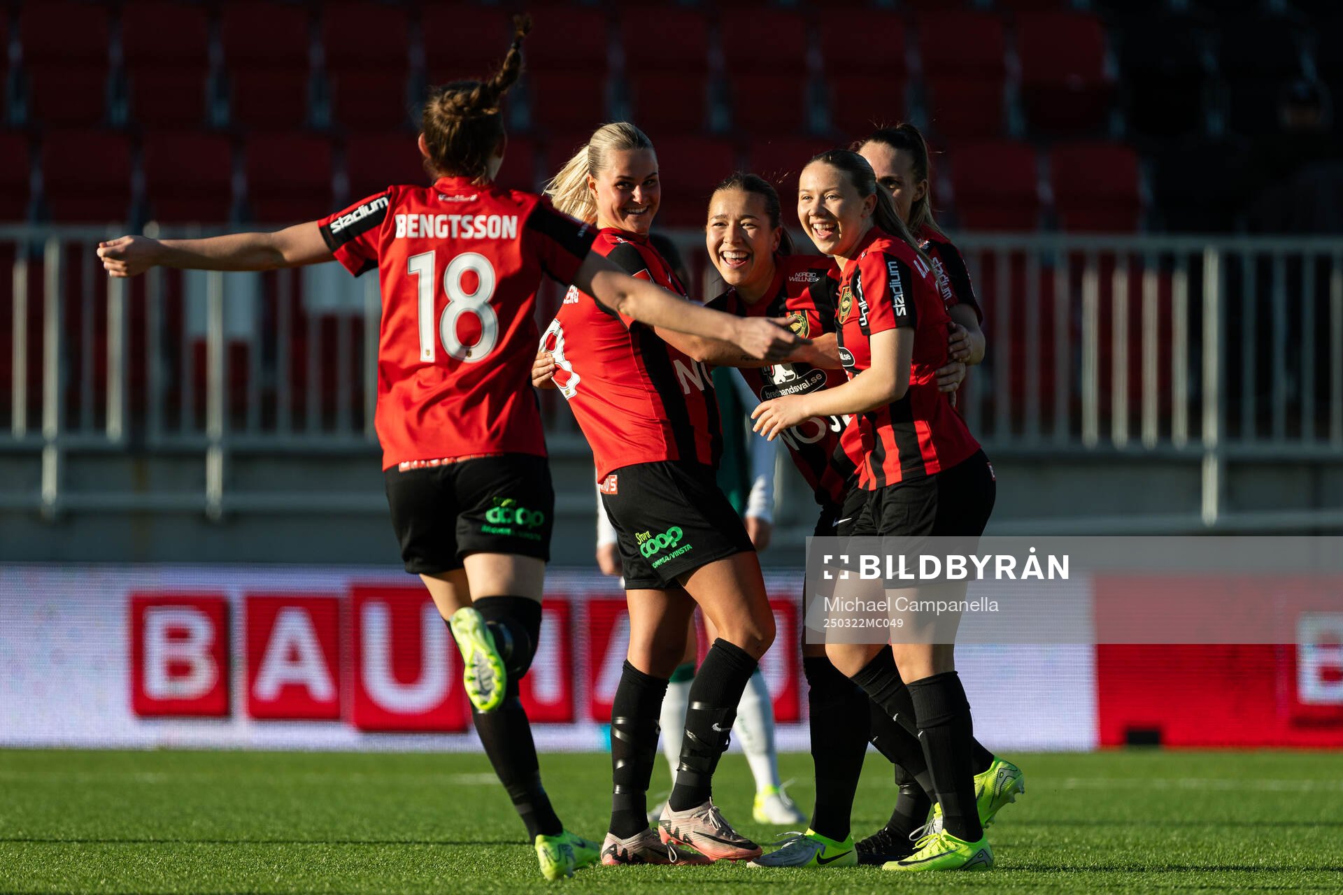 Brommapojkarnas Emma Engström jublar med lagkamrater