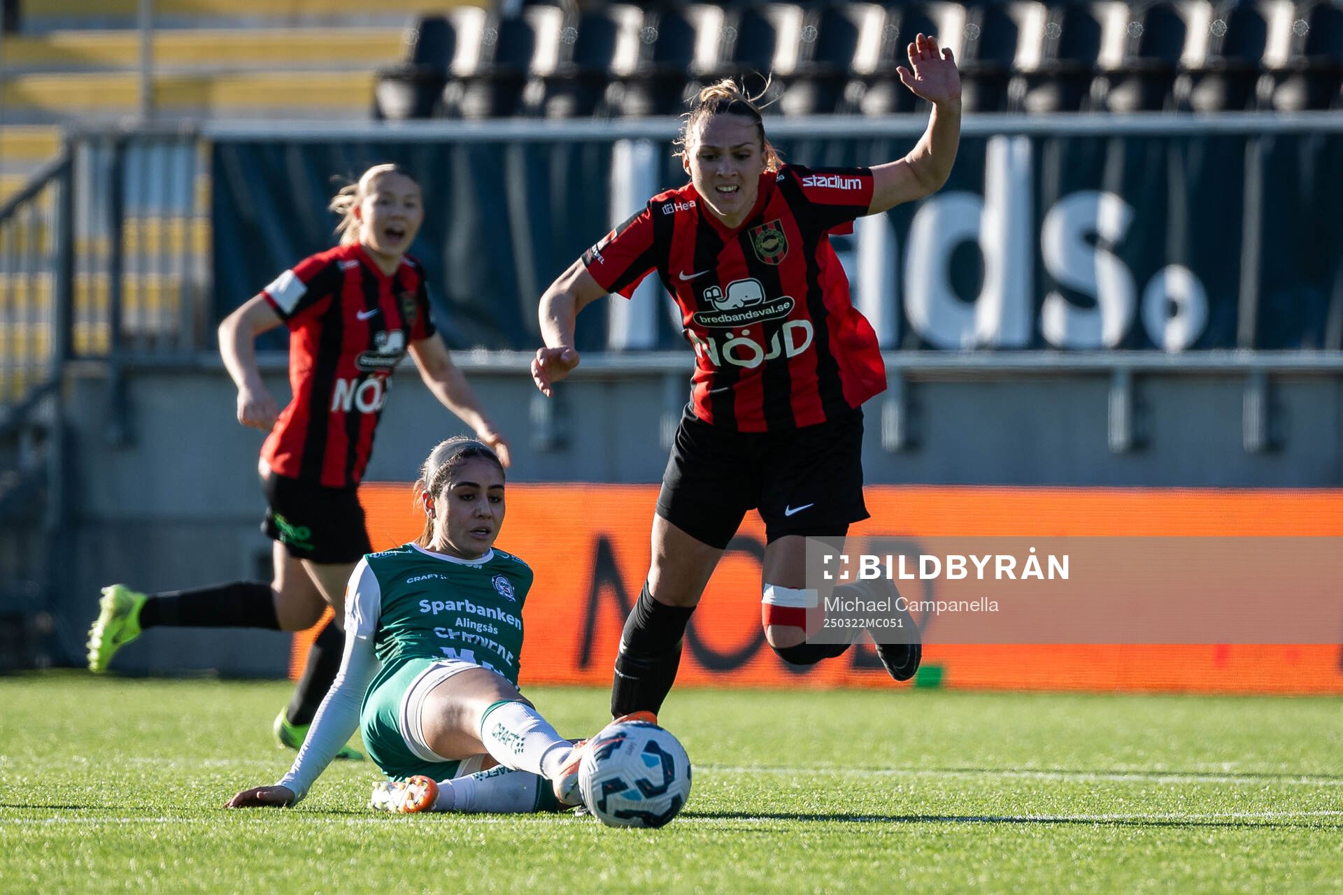 Alingsås Julia Elvbo och Brommapojkarnas Frida Thörnqvist under fotbollsmatchen i Damallsvenskan mellan Brommapojkarna och Alingsås den 22 mars 2025 i Stockholm.