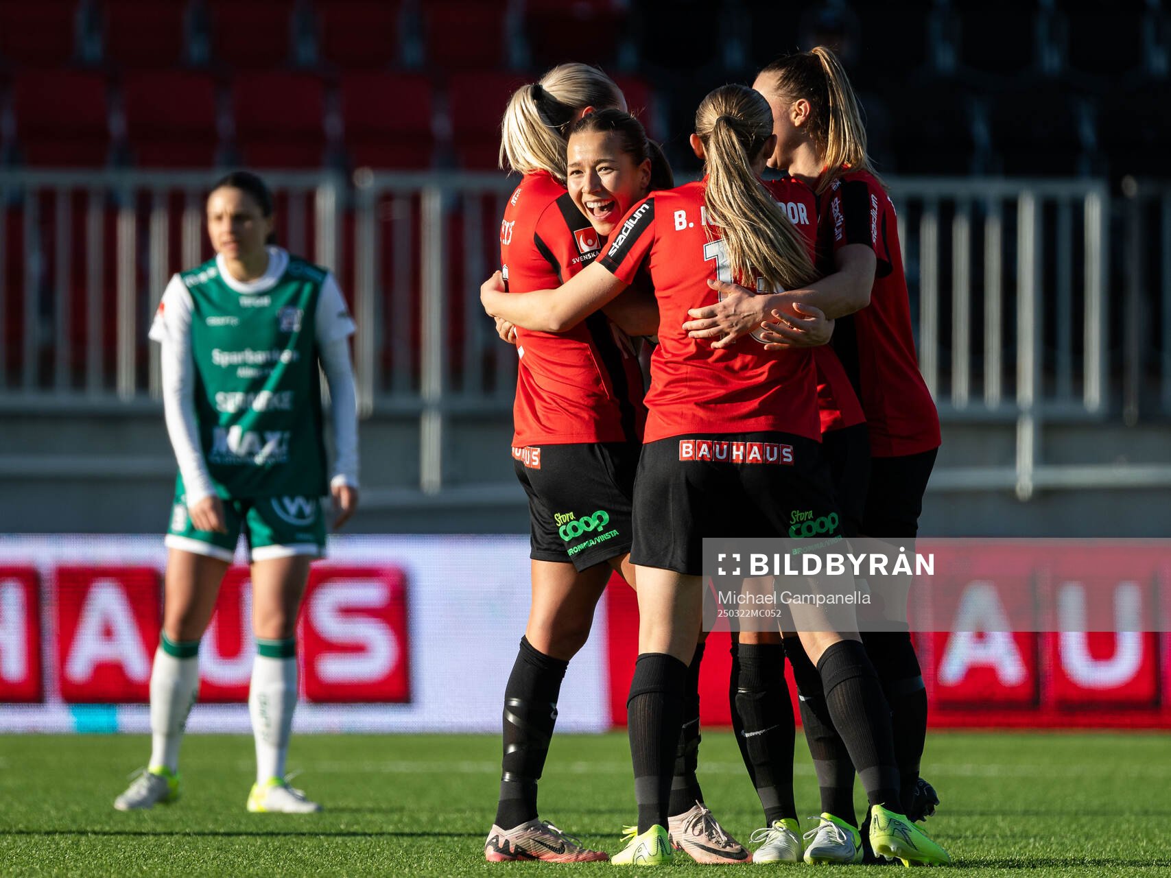 Brommapojkarnas Emma Engström jublar med lagkamrater efter 4-0 under fotbollsmatchen i Damallsvenskan mellan Brommapojkarna och Alingsås den 22 mars 2025 i Stockholm.