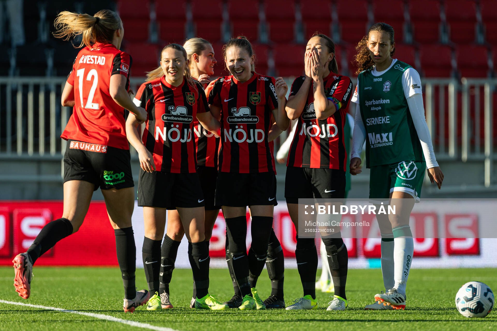 Brommapojkarnas Emma Engström jublar med lagkamrater