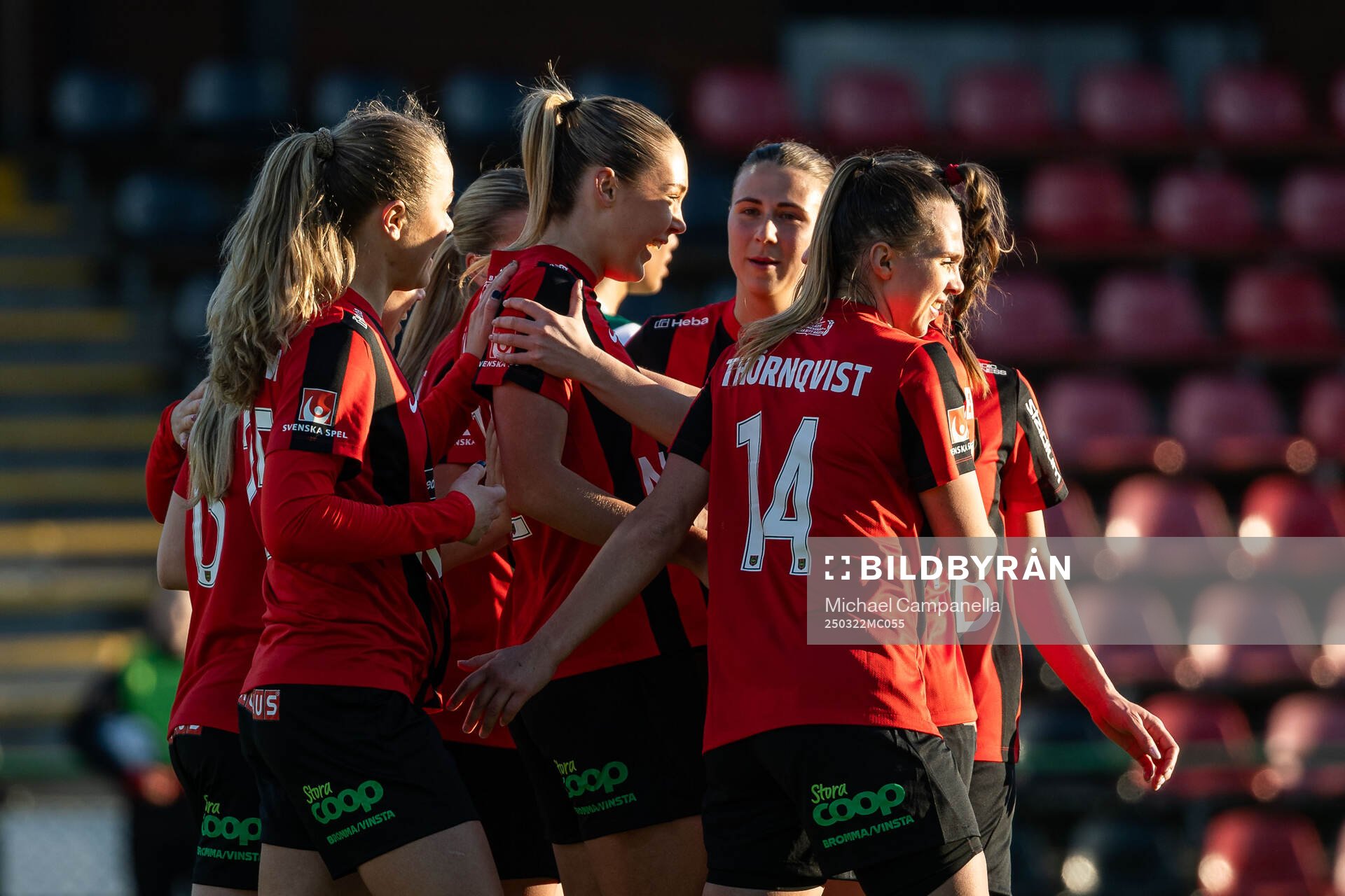 Brommapojkarnas Tuva Ölvestad jublar med lagkamrater