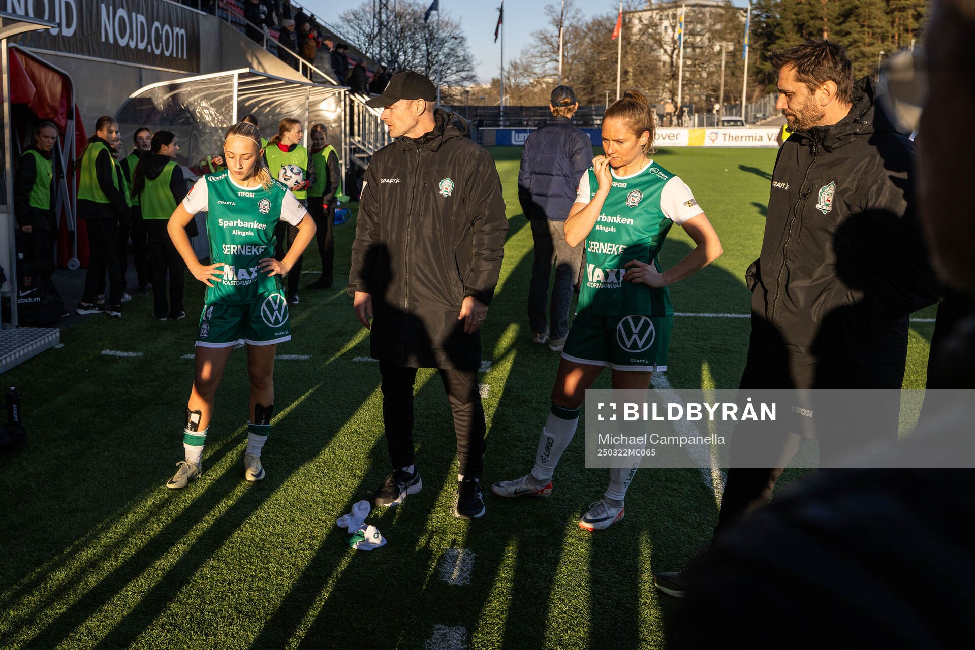 Alingsås tränare Peo Häggström parter med laget