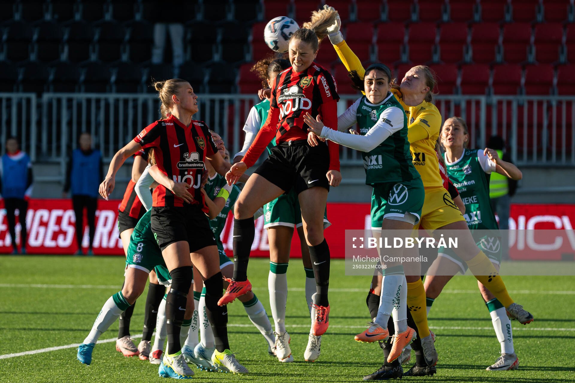 Brommapojkarnas Tuva Ölvestad och Alingsås målvakt