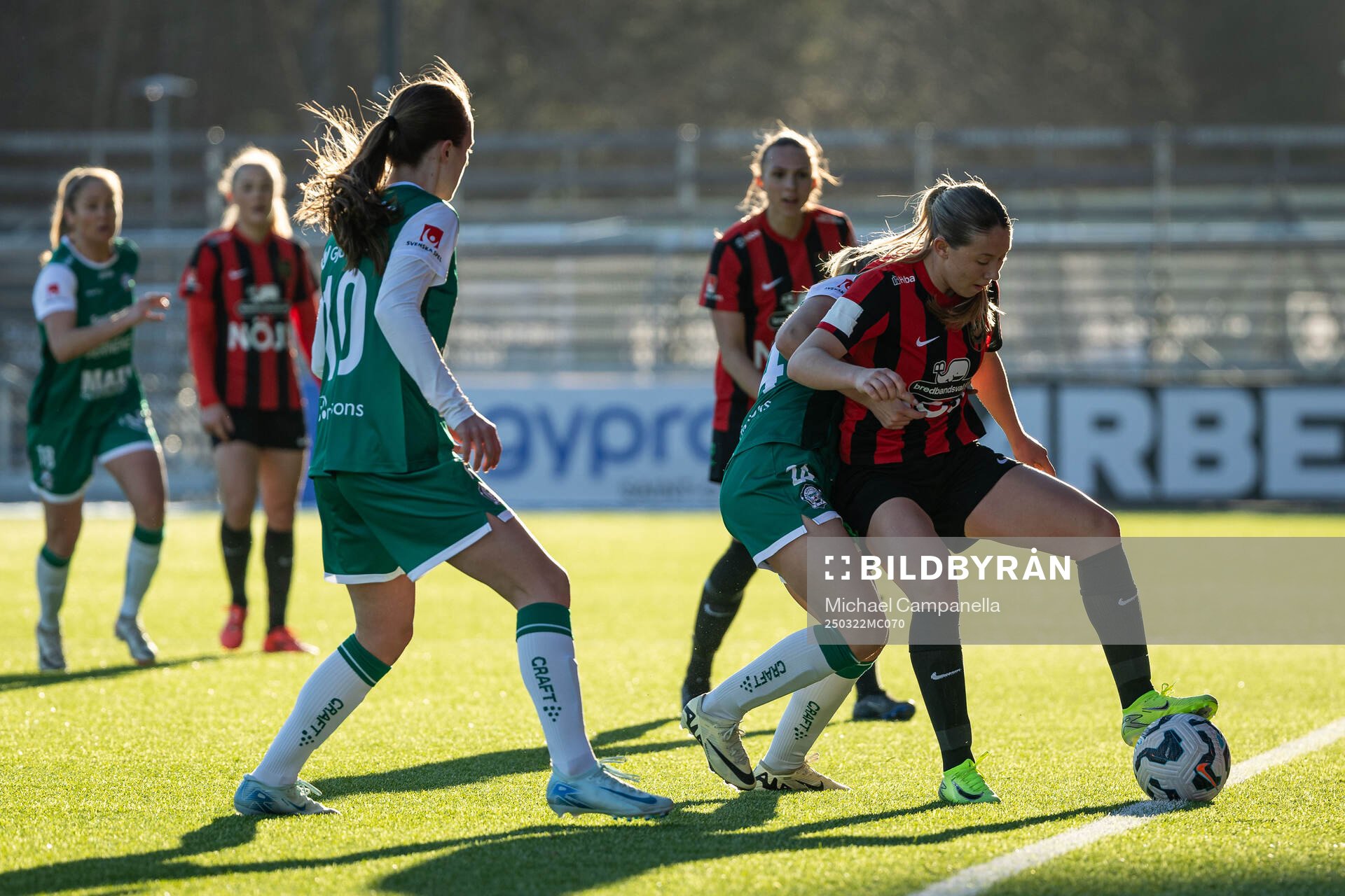 Alingsås Alma Öberg och Saga Fredgren mot Brommapojkarnas Paula Broddner Klingspor under fotbollsmatchen i Damallsvenskan mellan Brommapojkarna och Alingsås den 22 mars 2025 i Stockholm.