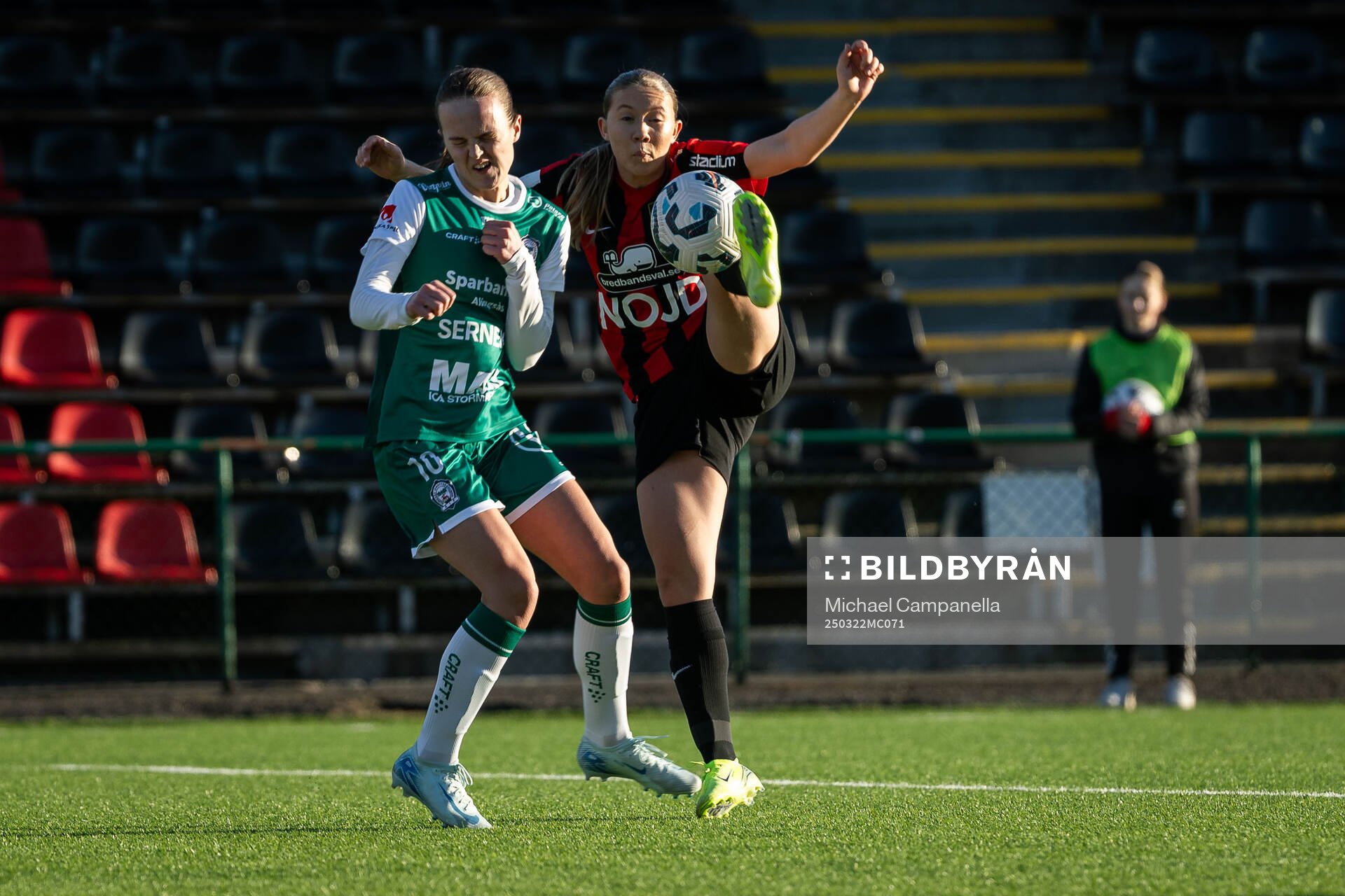 Alingsås Alma Öberg och Brommapojkarnas Paula Broddner Klingspor under fotbollsmatchen i Damallsvenskan mellan Brommapojkarna och Alingsås den 22 mars 2025 i Stockholm. 