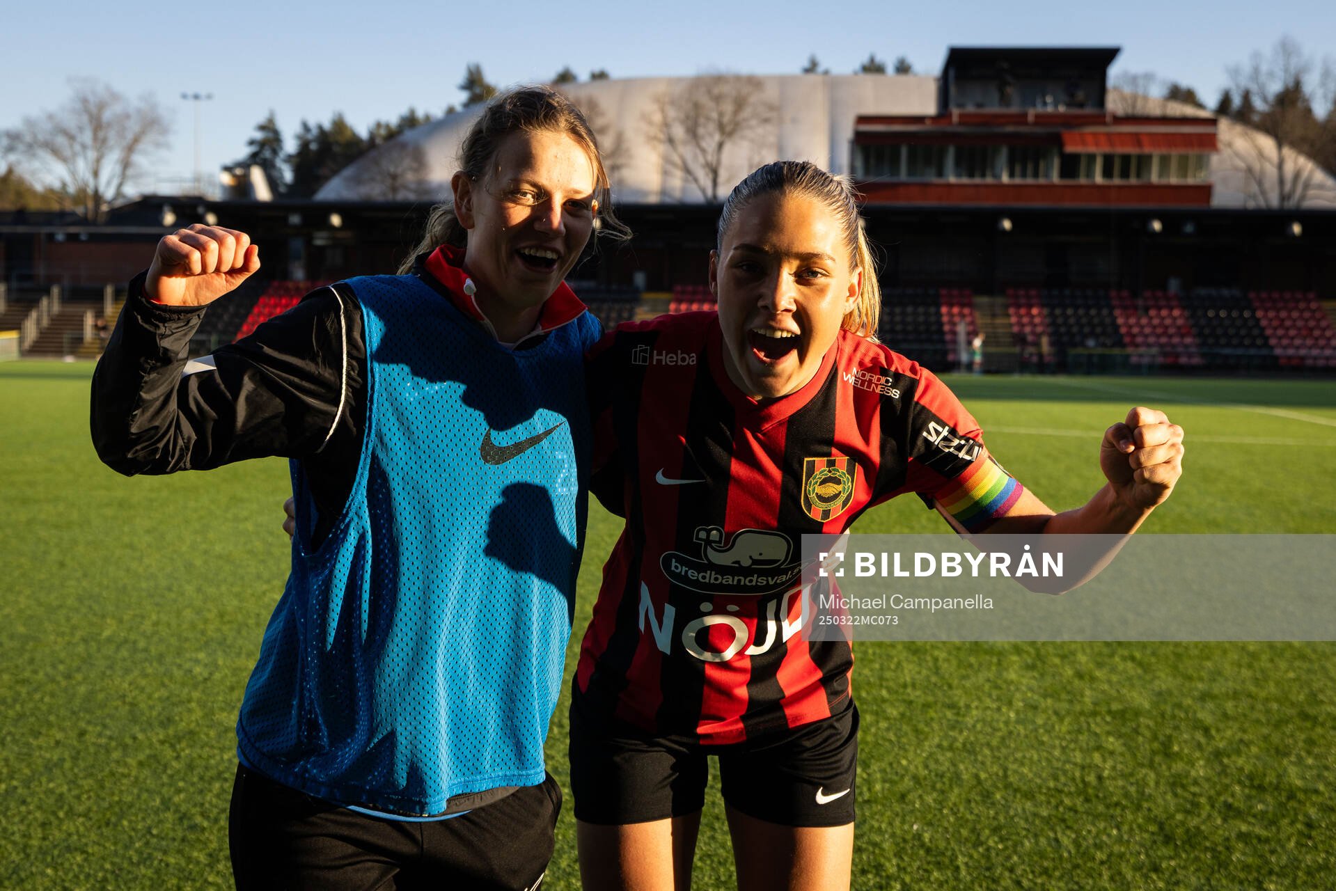 Brommapojkarnas Hanna Skogsfors och Tuva Ölvestad jublar