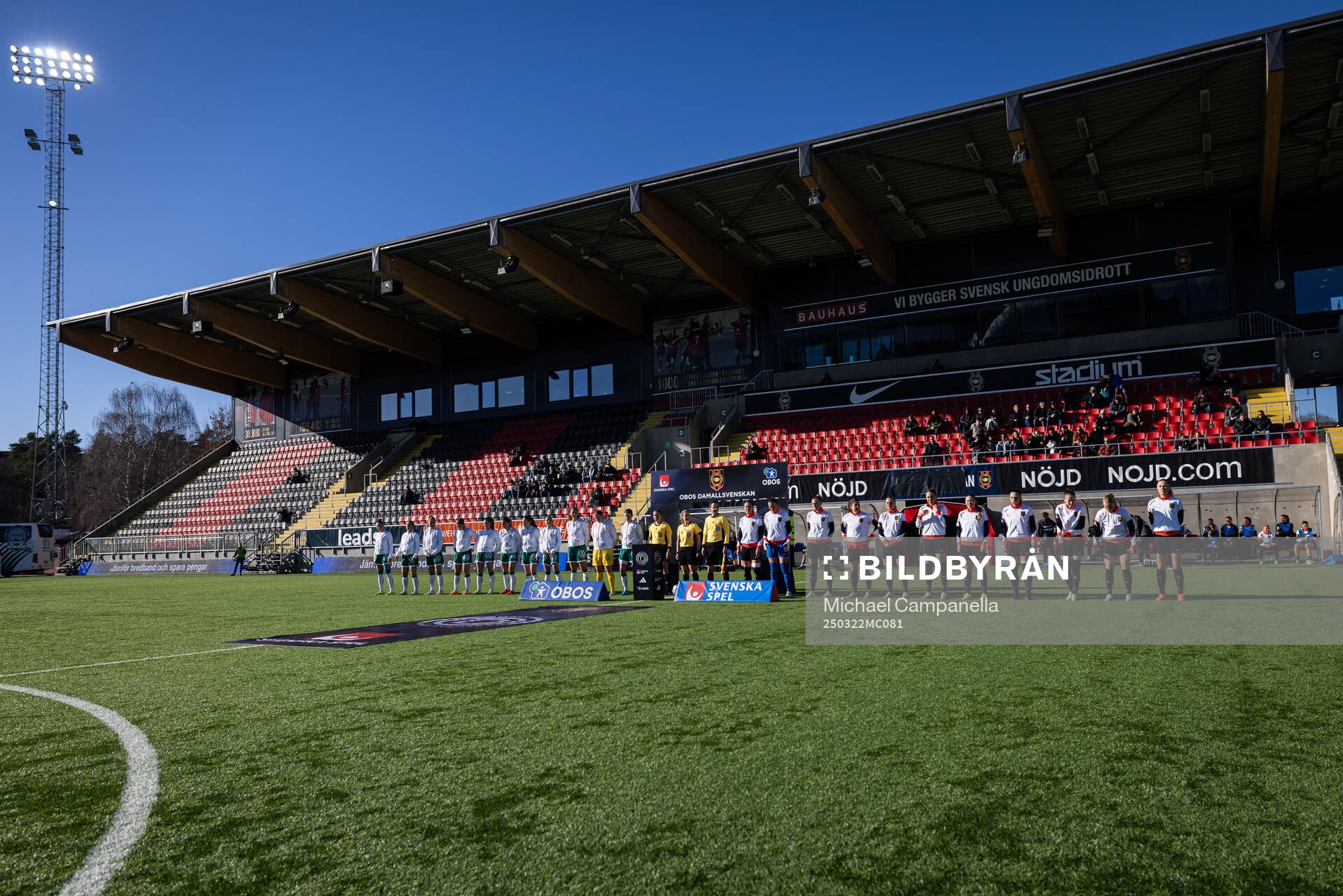 Brommapojkarnas och Alingsås spelare i en lineup innan