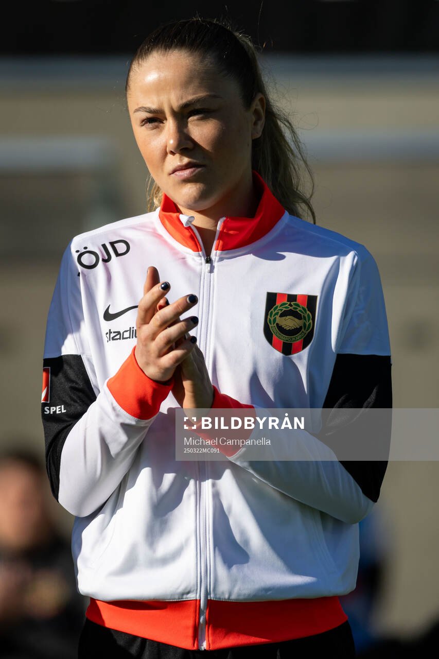 Brommapojkarnas Joanna Aalstad Bækkelund under fotbollsmatchen i Damallsvenskan mellan Brommapojkarna och Alingsås den 22 mars 2025 i Stockholm.