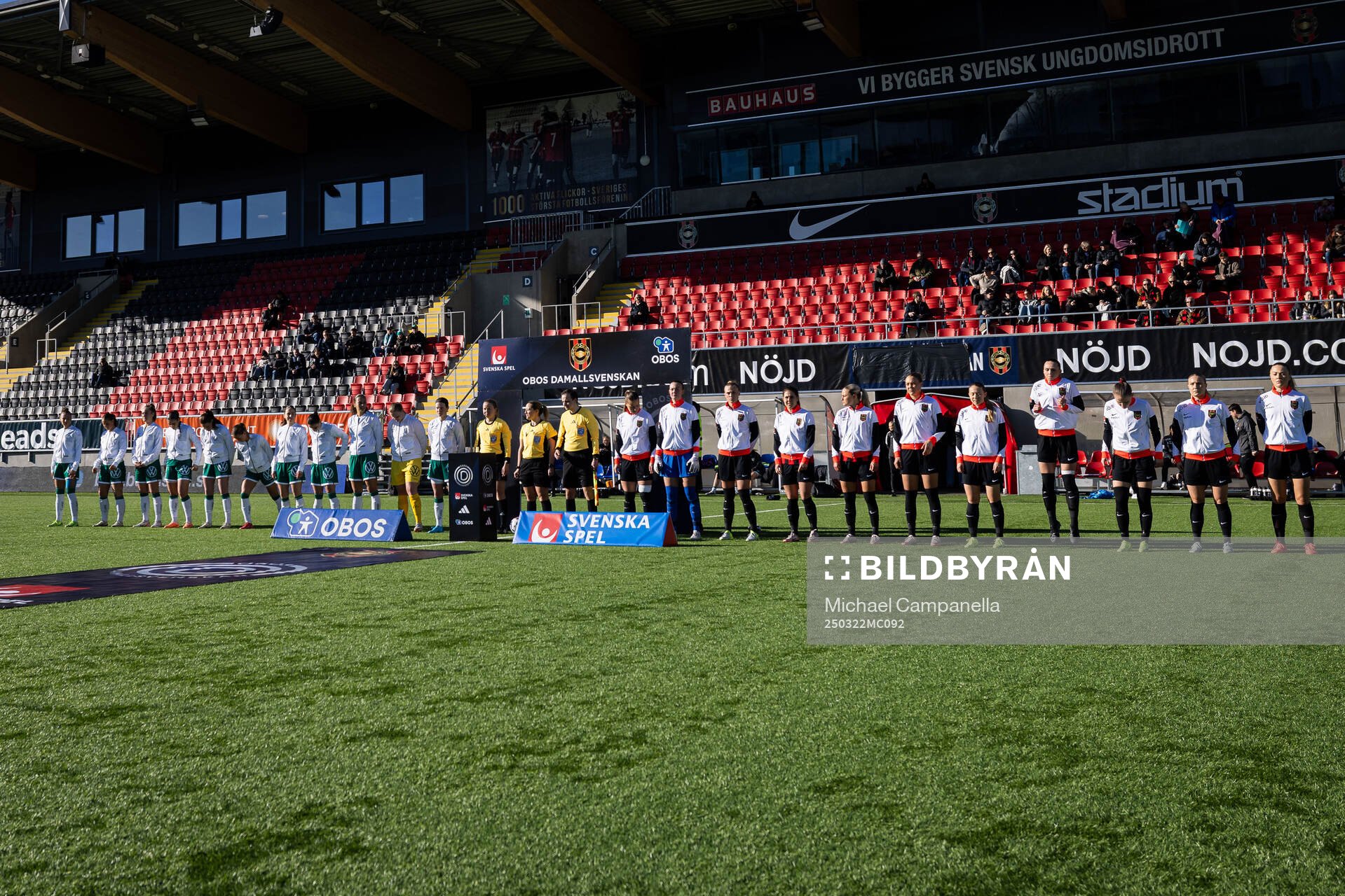 Brommapojkarnas och Alingsås spelare i en lineup innan