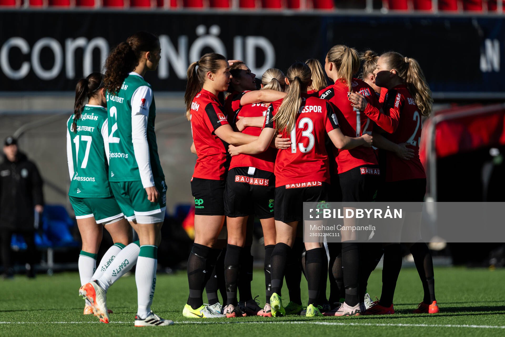 Brommapojkarnas spelare jublar efter 1-0 under fotbollsmatchen i Damallsvenskan mellan Brommapojkarna och Alingsås den 22 mars 2025 i Stockholm.