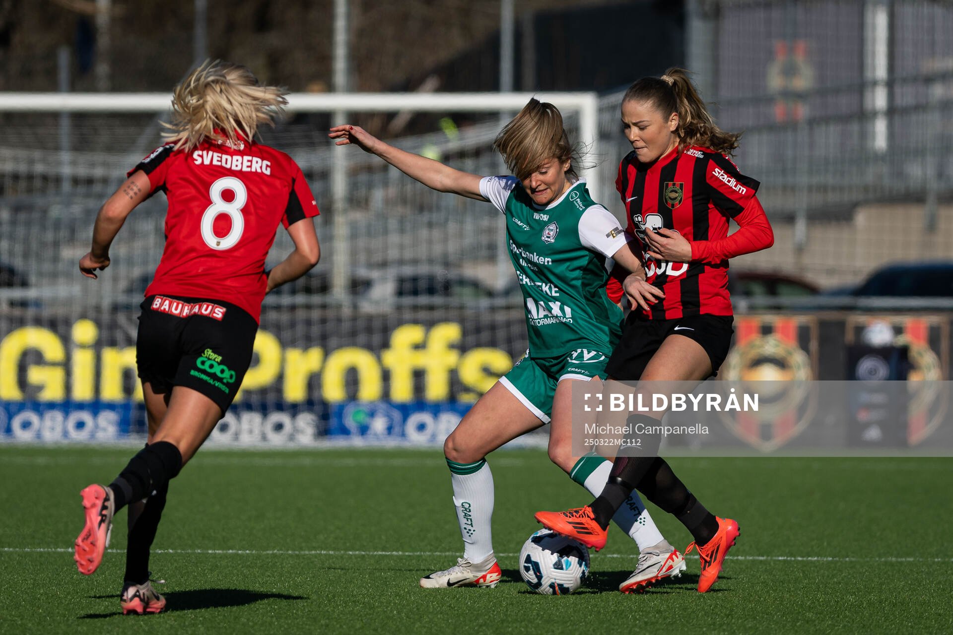 Brommapojkarnas Johanna Svedberg och Joanna Aalstad Bækkelund mot Alingsås Karin Lundin under fotbollsmatchen i Damallsvenskan mellan Brommapojkarna och Alingsås den 22 mars 2025 i Stockholm.
