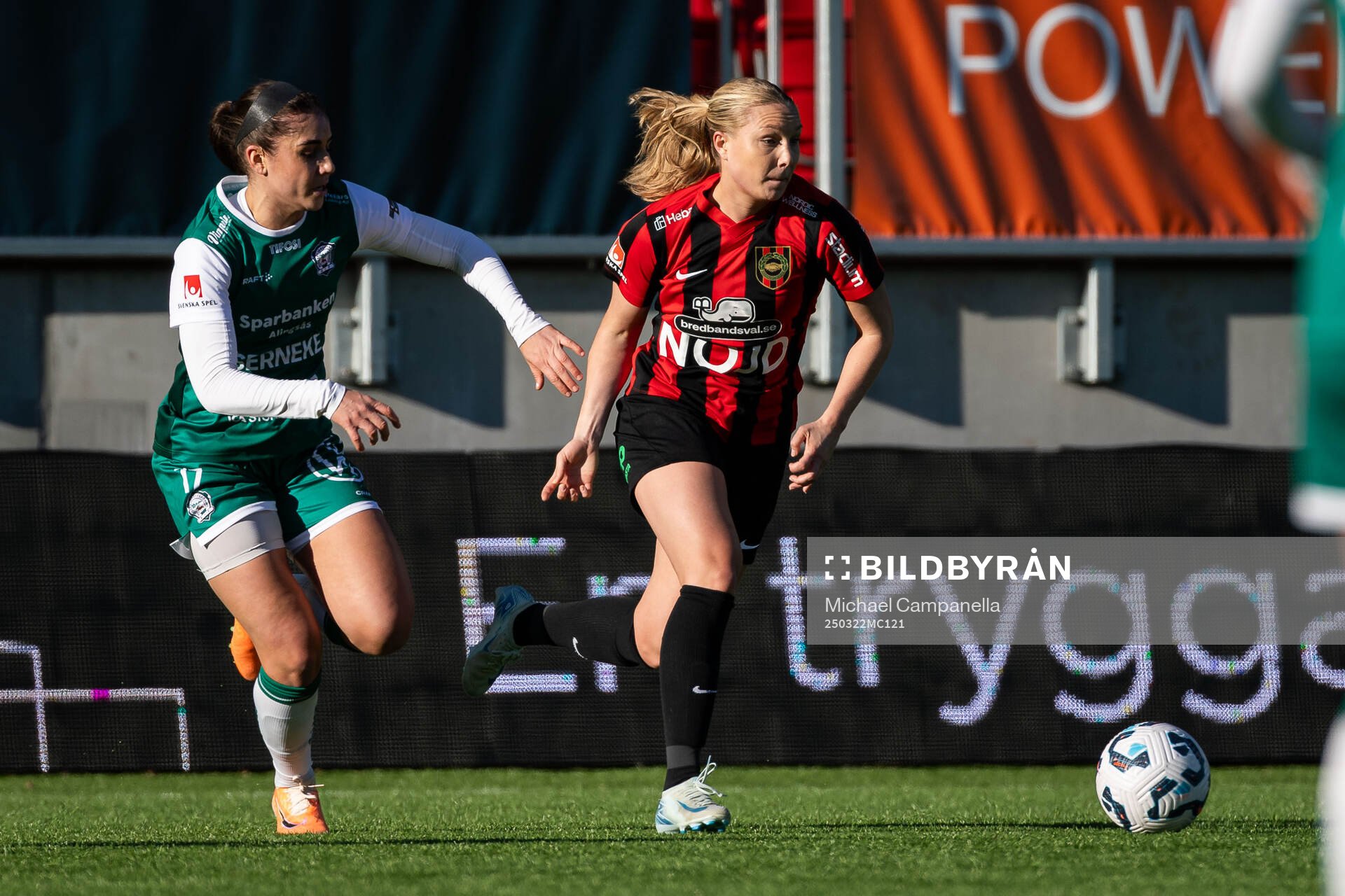 Alingsås Julia Elvbo och Brommapojkarnas Sofia Paulsson under fotbollsmatchen i Damallsvenskan mellan Brommapojkarna och Alingsås den 22 mars 2025 i Stockholm.