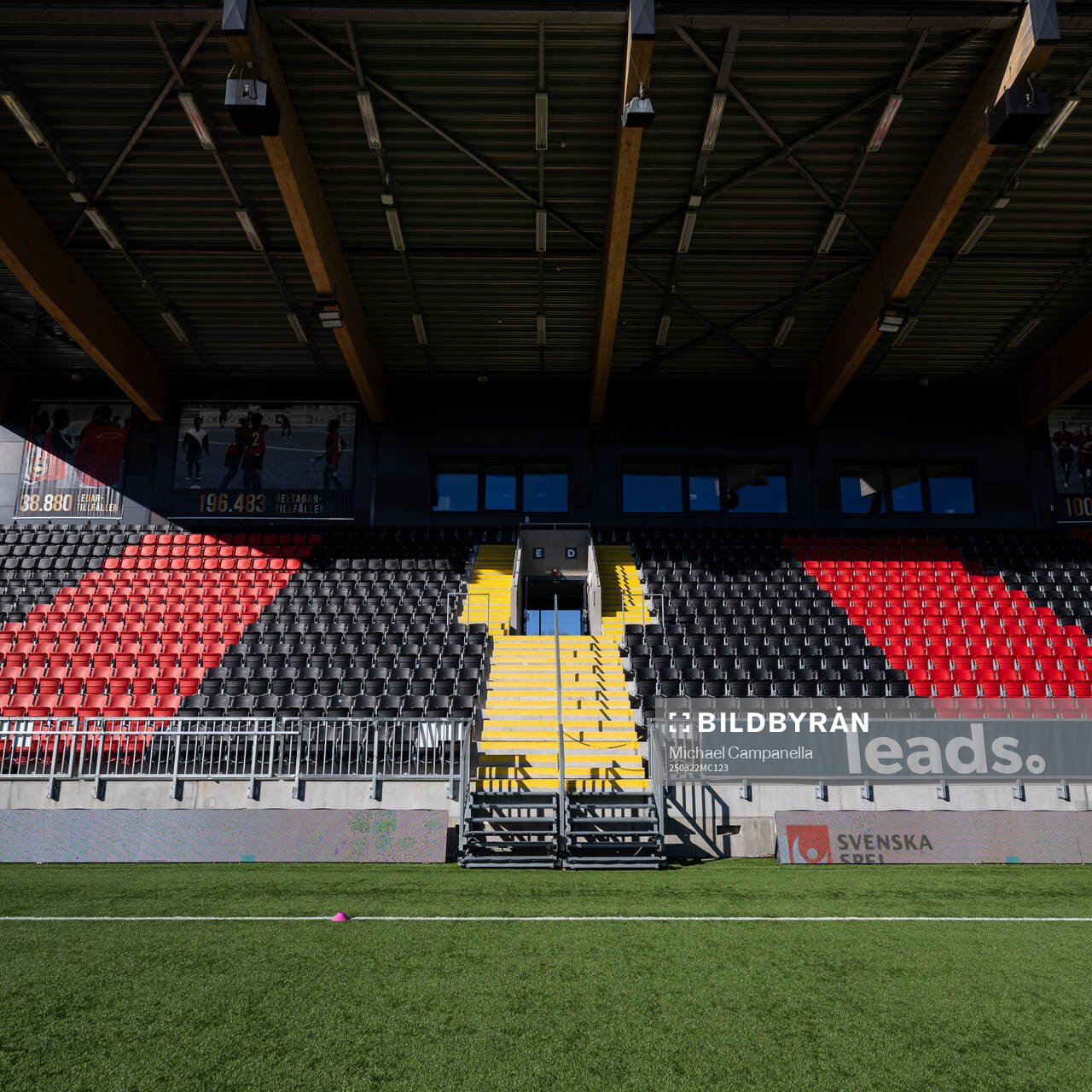 Vy på läktaren i Grimsta IP innan fotbollsmatchen i