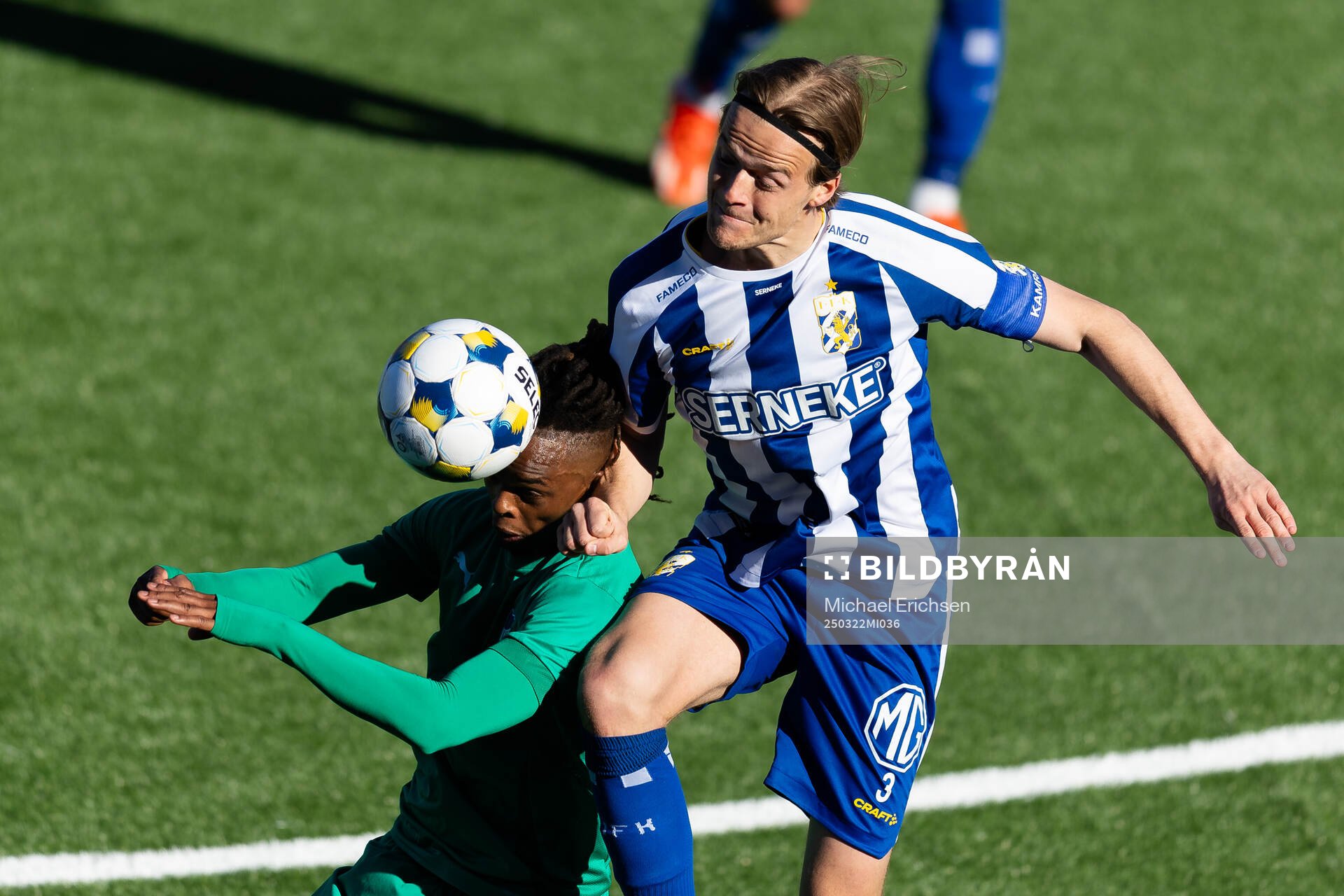 Mariehamns Hugo Cardoso och IFK Göteborgs August Erlingmark