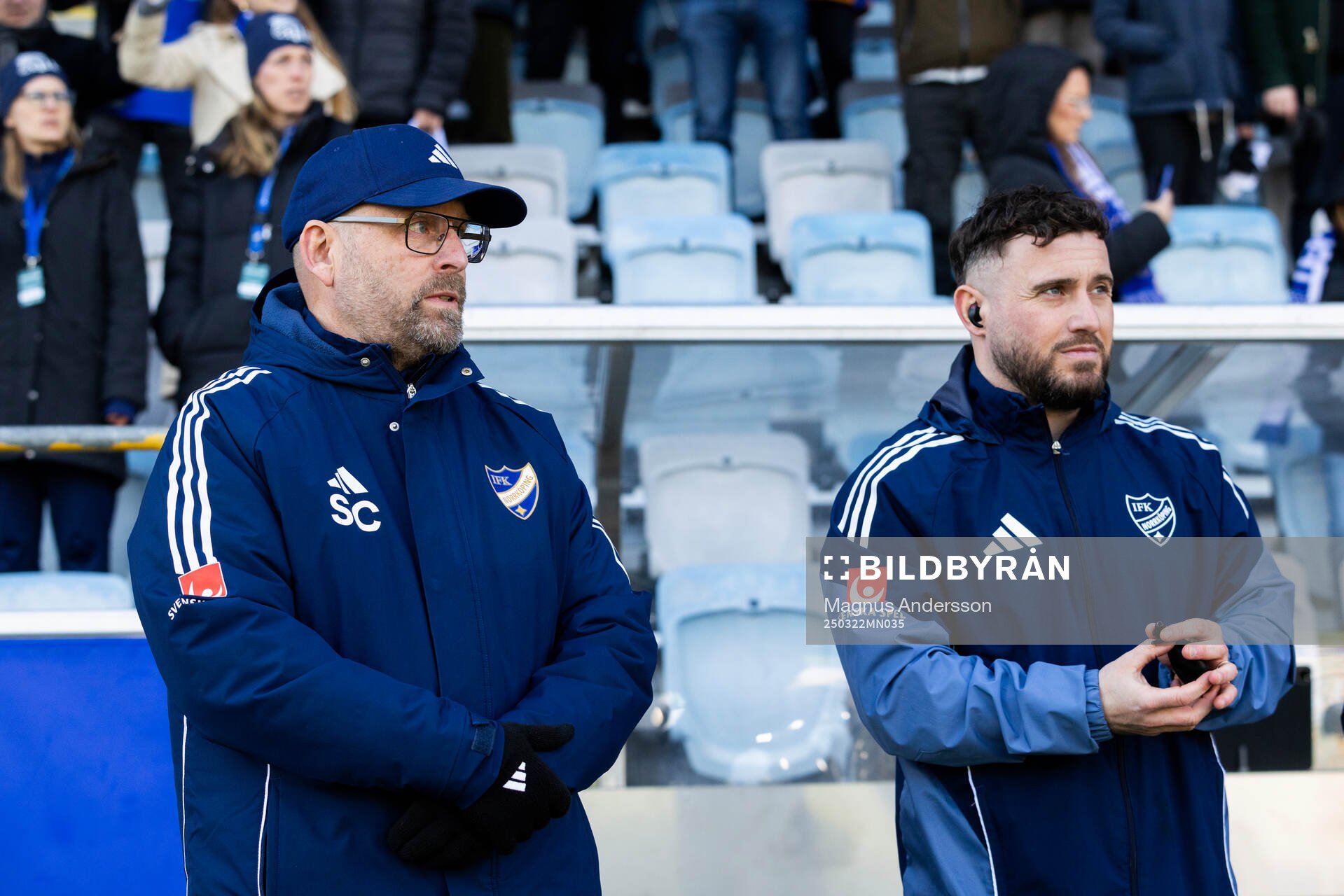 IFK Norrköpings tränare Stellan Carlsson och assisterande tränare Rob Clark under fotbollsmatchen i Damallsvenskan mellan IFK Norrköping och Vittsjö den 22 mars 2025 i Norrköping.