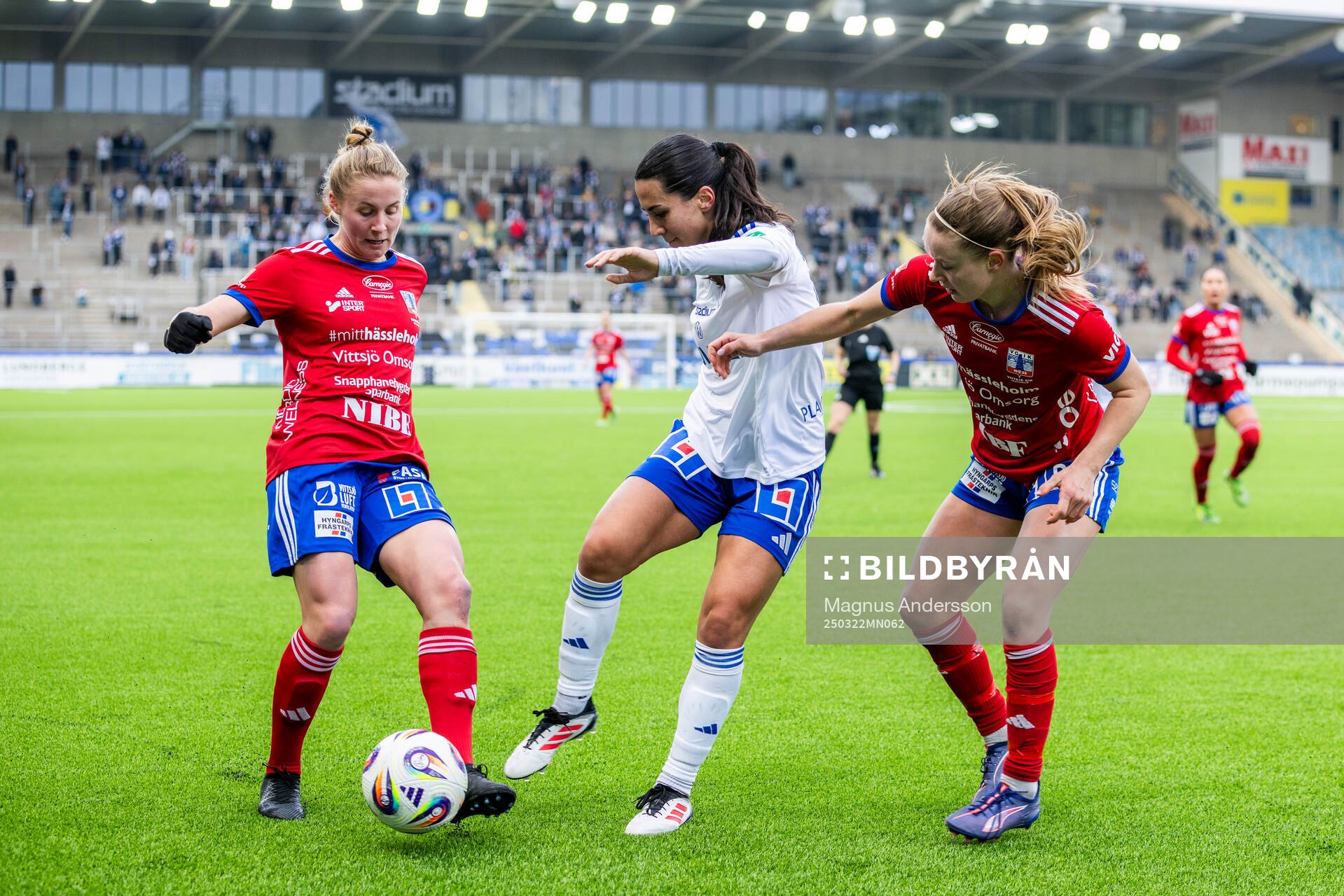 Vittsjös Sofie Rewucha och Amanda Altheden mot IFK Norrköpings Vesna Milivojevic under fotbollsmatchen i Damallsvenskan mellan IFK Norrköping och Vittsjö den 22 mars 2025 i Norrköping. 