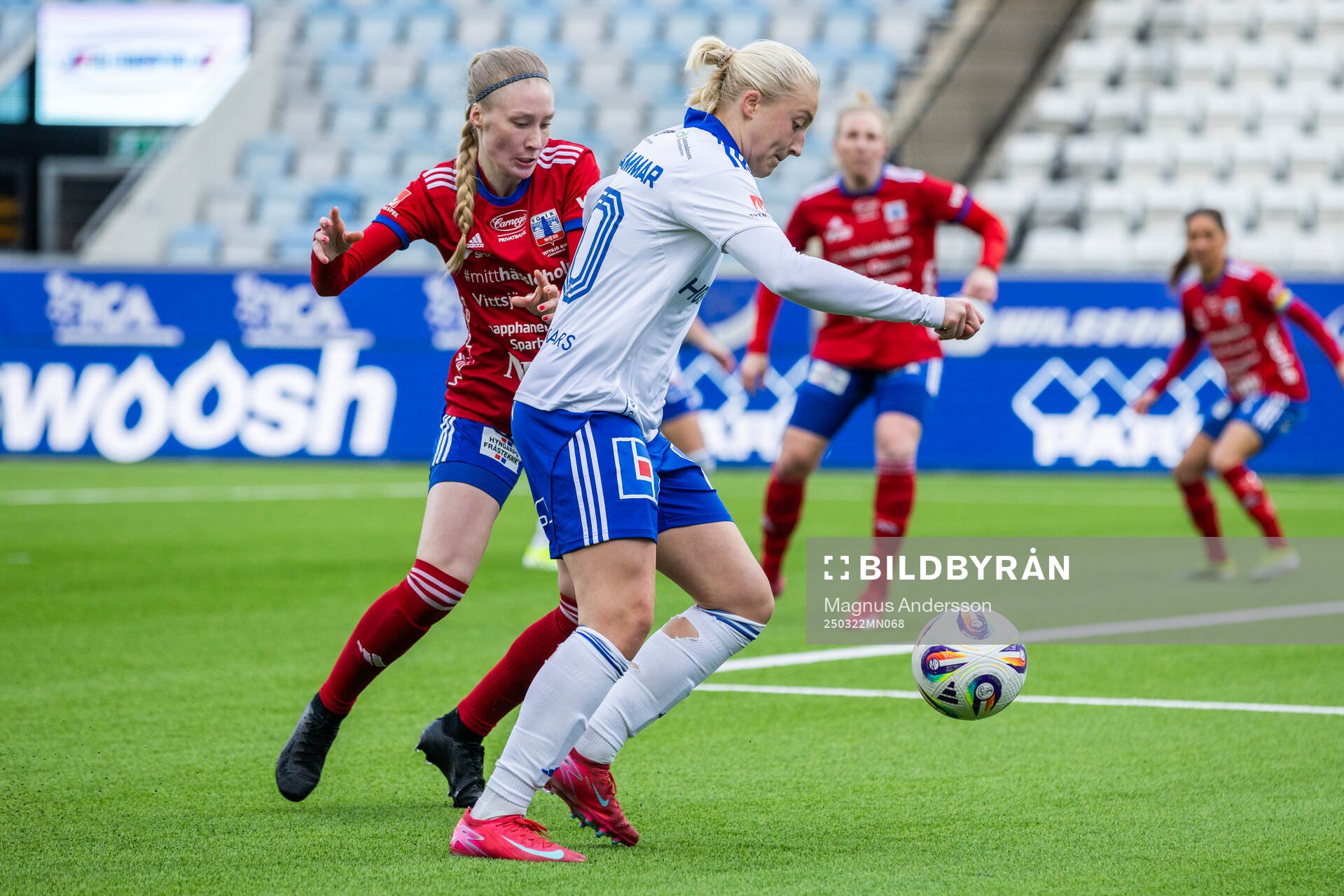 Vittsjös Sanni Ojanen och IFK Norrköpings Wilma Leidhammar under fotbollsmatchen i Damallsvenskan mellan IFK Norrköping och Vittsjö den 22 mars 2025 i Norrköping. 