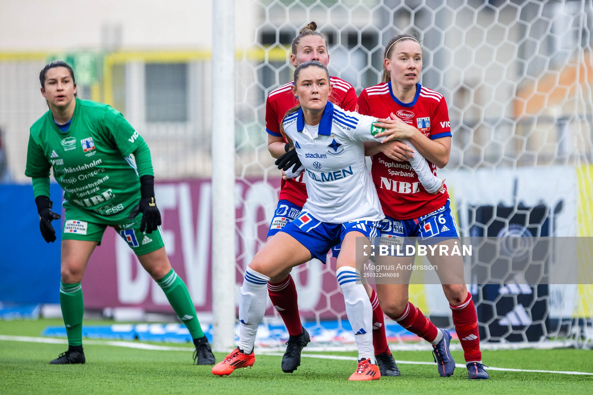 Vittsjös målvakt Savannah Madden, Sofie Rewucha  och