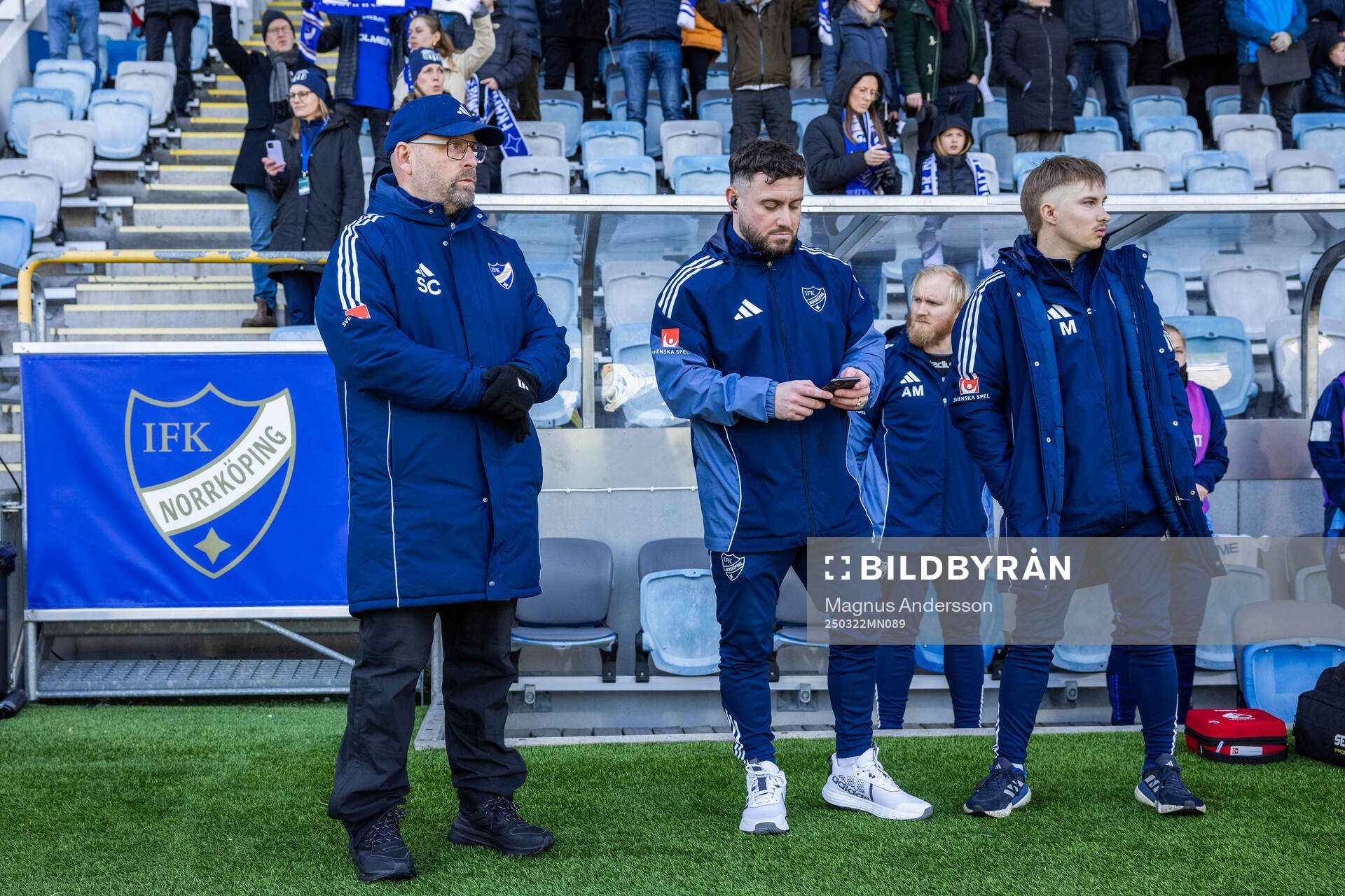 IFK Norrköpings tränare Stellan Carlsson assisterande tränare Rob Clark och målvaktstränare Elias Melkersson inför fotbollsmatchen i Damallsvenskan mellan IFK Norrköping och Vittsjö den 22 mars 2025 i Norrköping.
