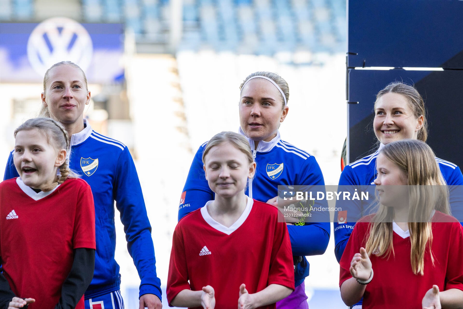 IFK Norrköpings Samantha Cary, målvakt Sofia Hjern och