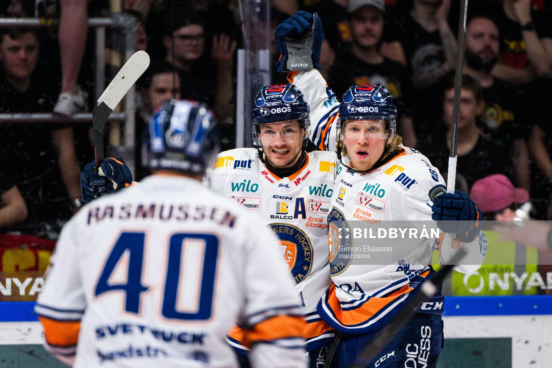 Växjös Keegan Lowe och Marcus Sylvegård jublar