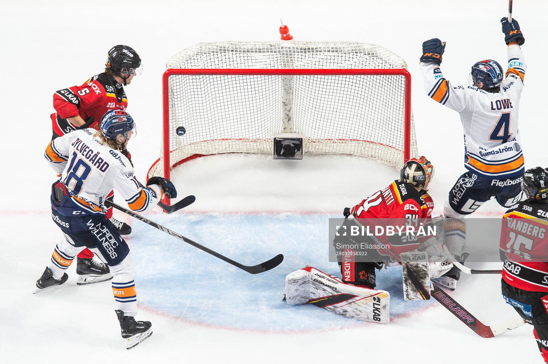 Växjös Keegan Lowe gör 2-2 på Luleås målvakt Joel
