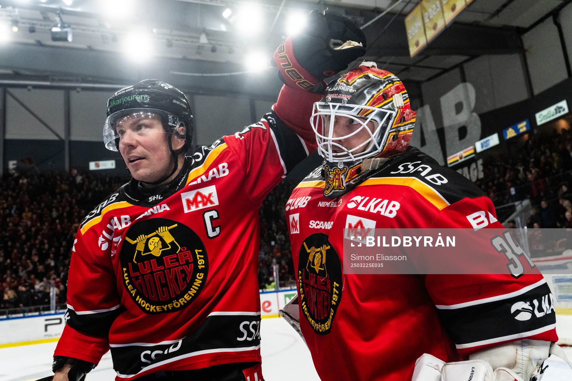 Luleås Erik Gustafsson och målvakt Joel Lassinantti jublar