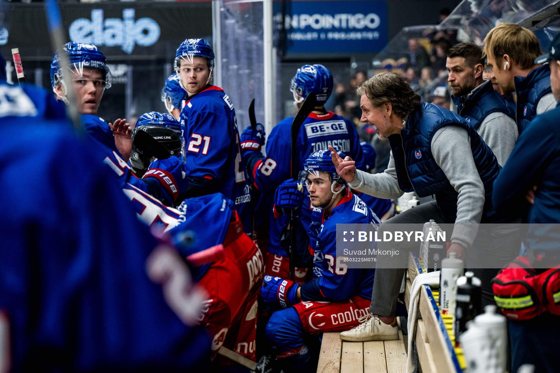 Oskarshamns tränare Tero Lehterä reagerar på ett domslut