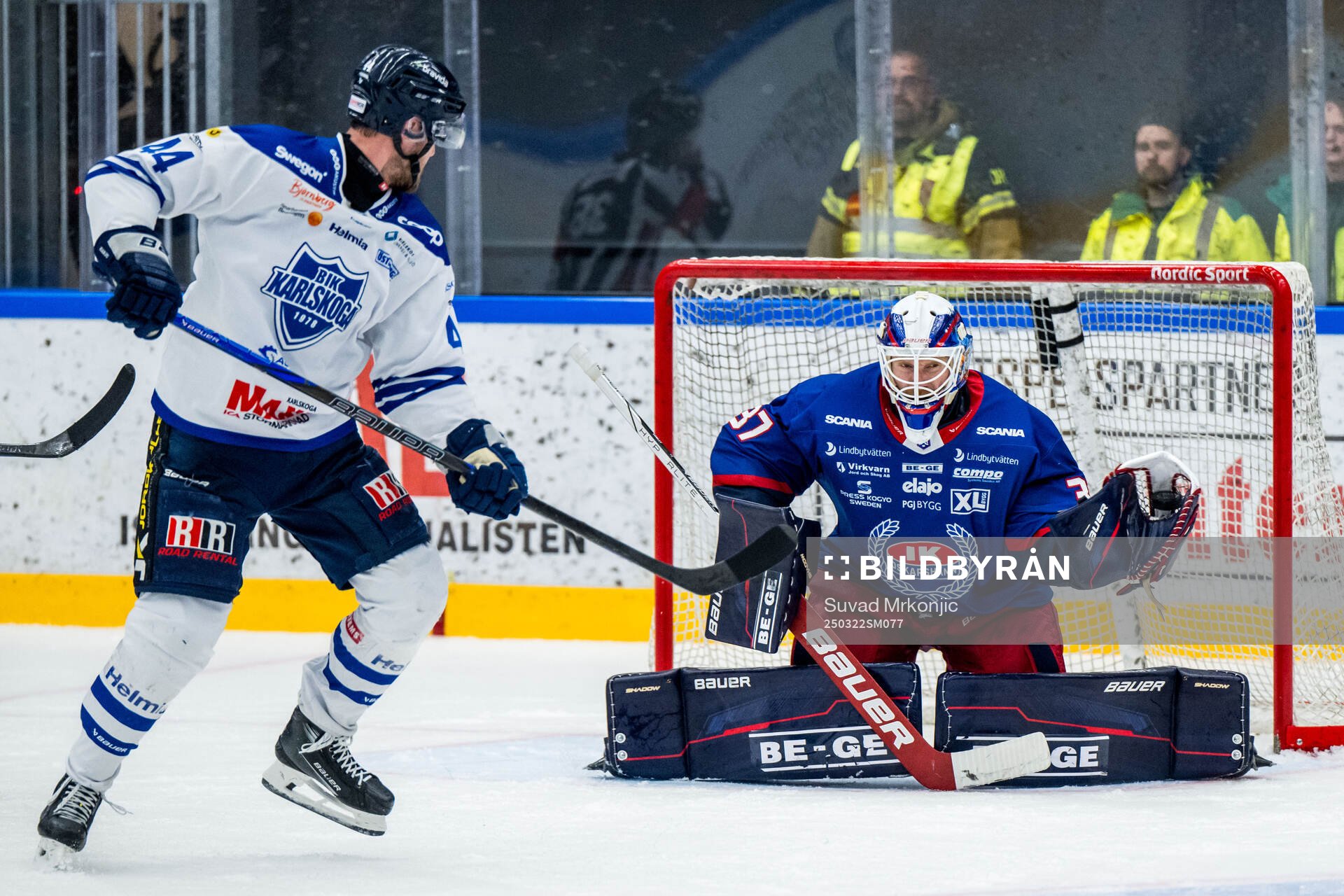 Karlskogas Jonatan Harju och Oskarshamns målvakt Evan
