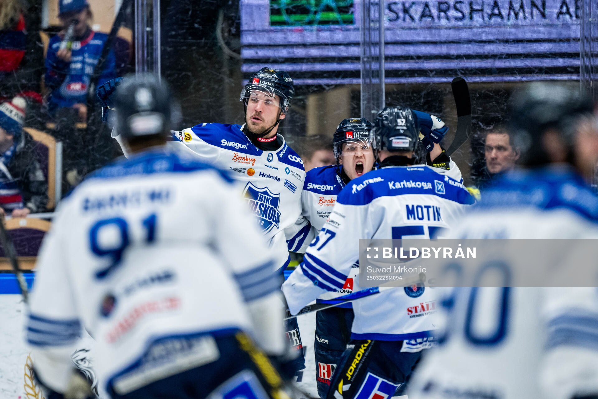 Karlskogas Jonatan Harju och Henrik Larsson jublar