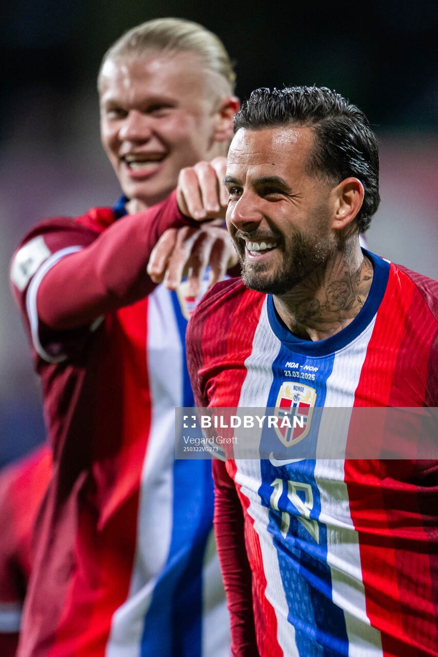 Aron Dønnum of Norway celebrates with teammate Erling