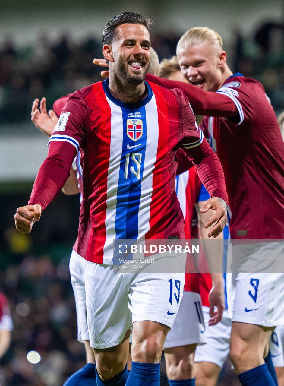 Aron Dønnum of Norway celebrates with teammate Erling