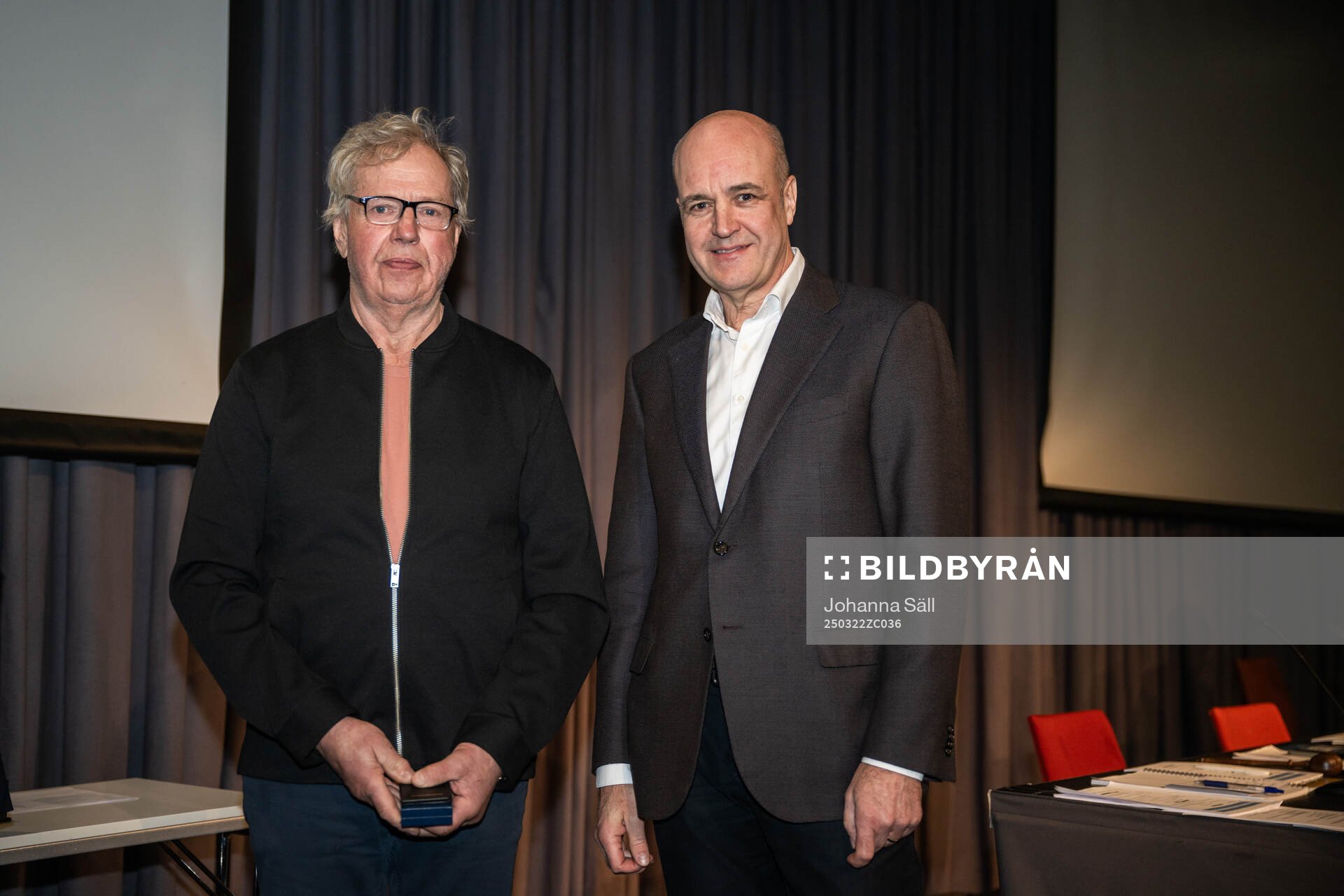 Håkan Davidsson poserar för ett porträtt tillsammans med Fredrik Reinfeldt under Svenska Fotbollförbundets årsmöte den 22 mars 2025 i Stockholm. 