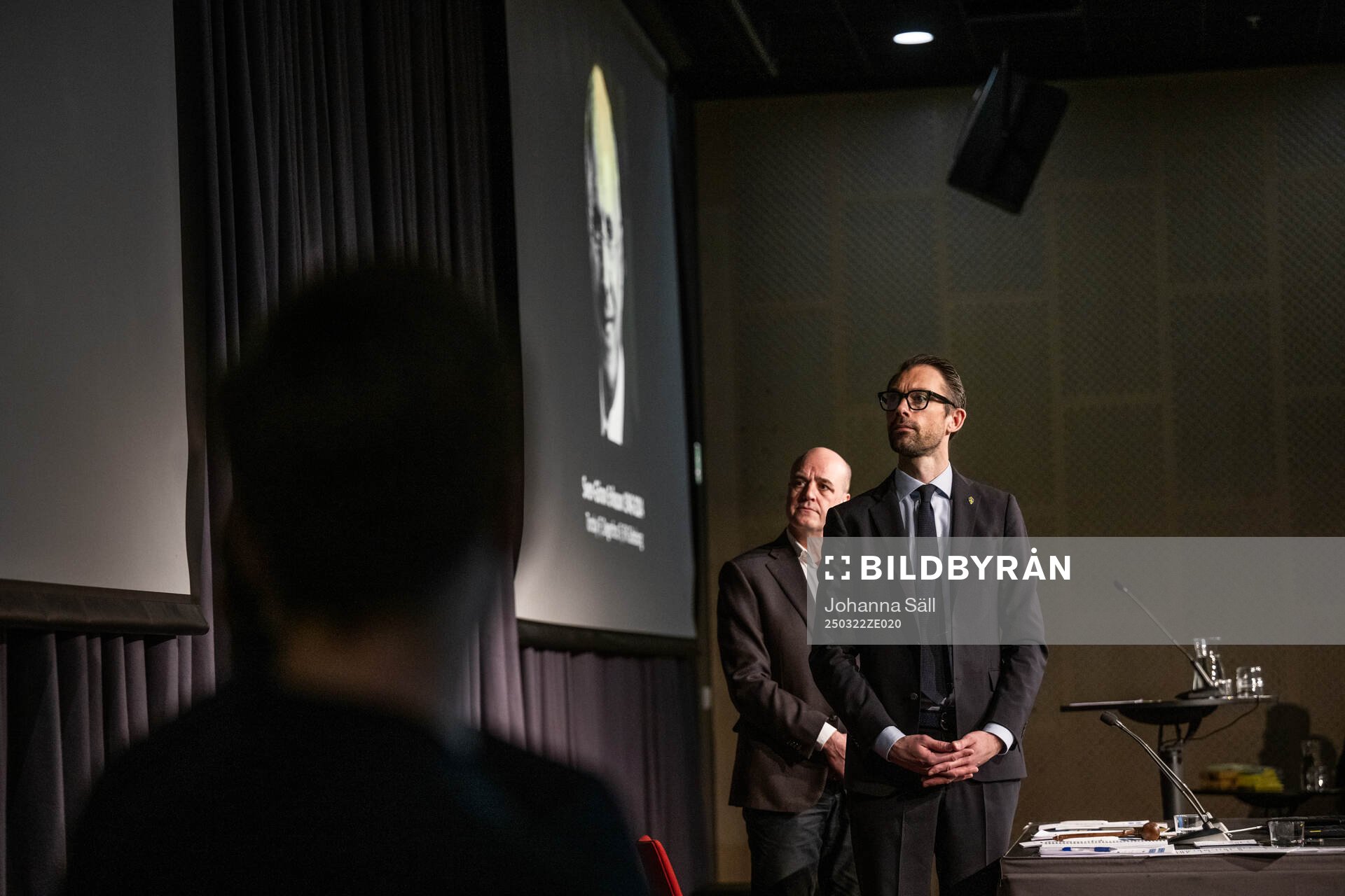 Tobias Tibell och ordförande Fredrik Reinfeldt deltar i en