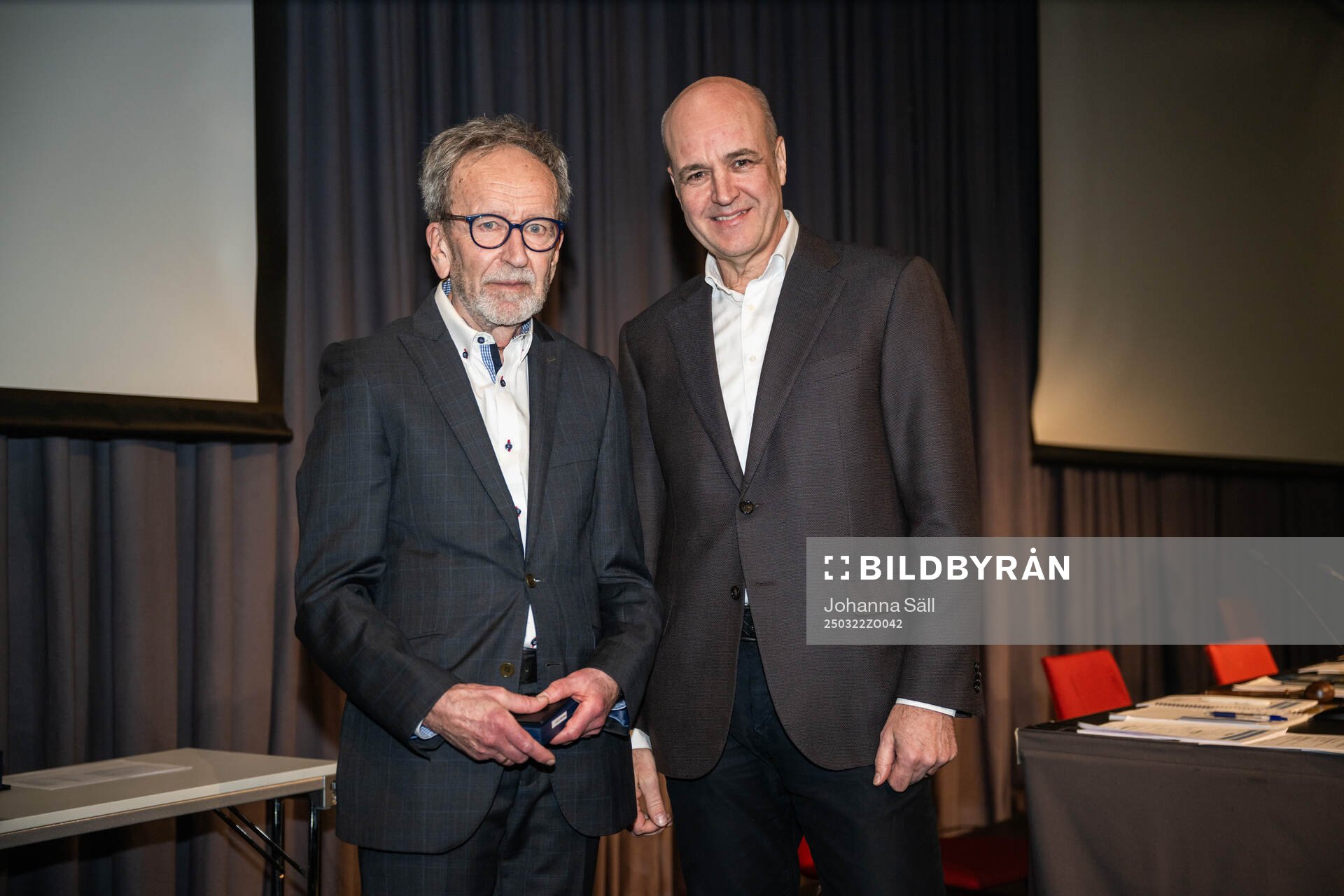 Leif Lindstrand poserar för ett porträtt tillsammans med Fredrik Reinfeldt under Svenska Fotbollförbundets årsmöte den 22 mars 2025 i Stockholm.