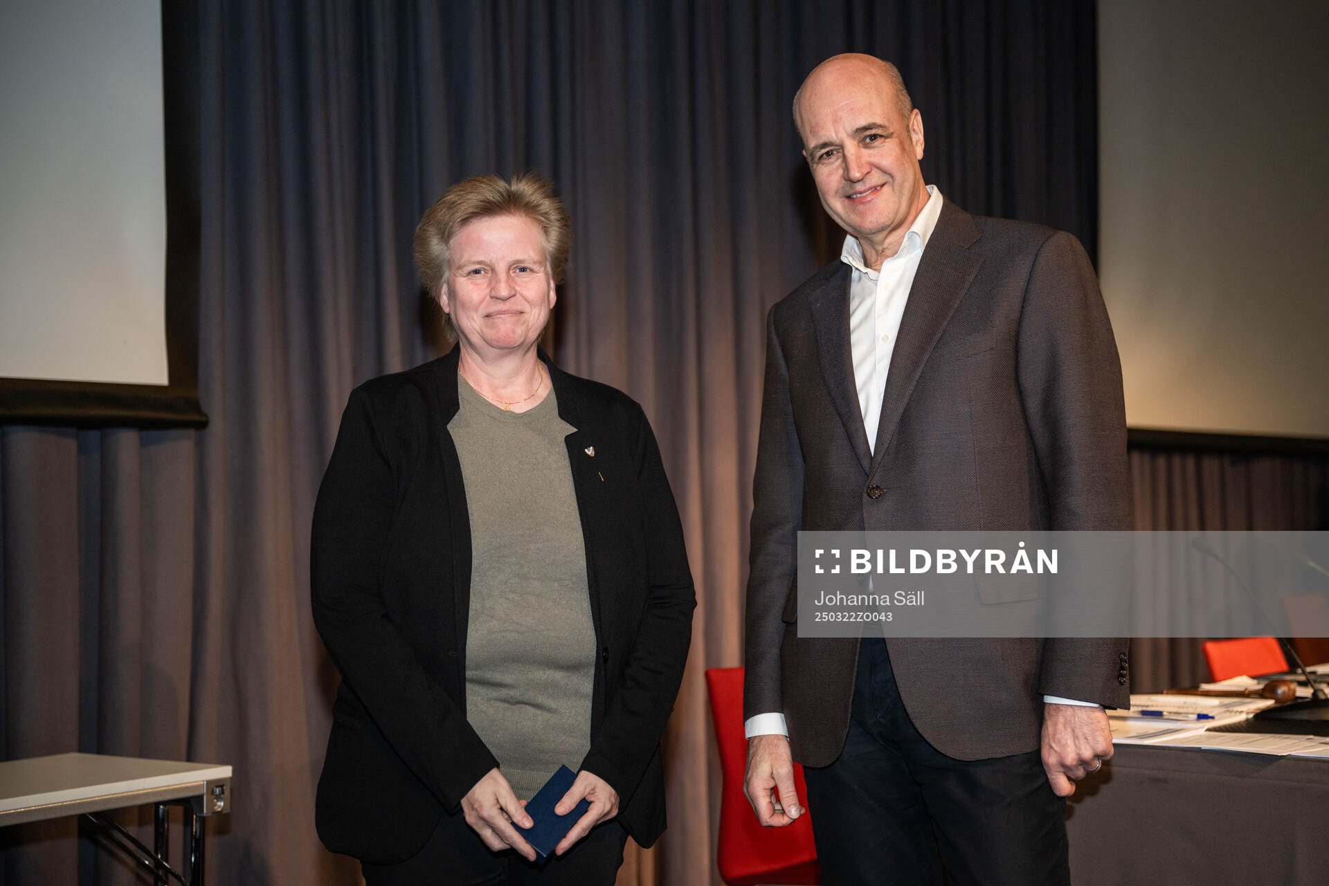 Susanne Zettergren poserar för ett porträtt tillsammans med Fredrik Reinfeldt under Svenska Fotbollförbundets årsmöte den 22 mars 2025 i Stockholm.