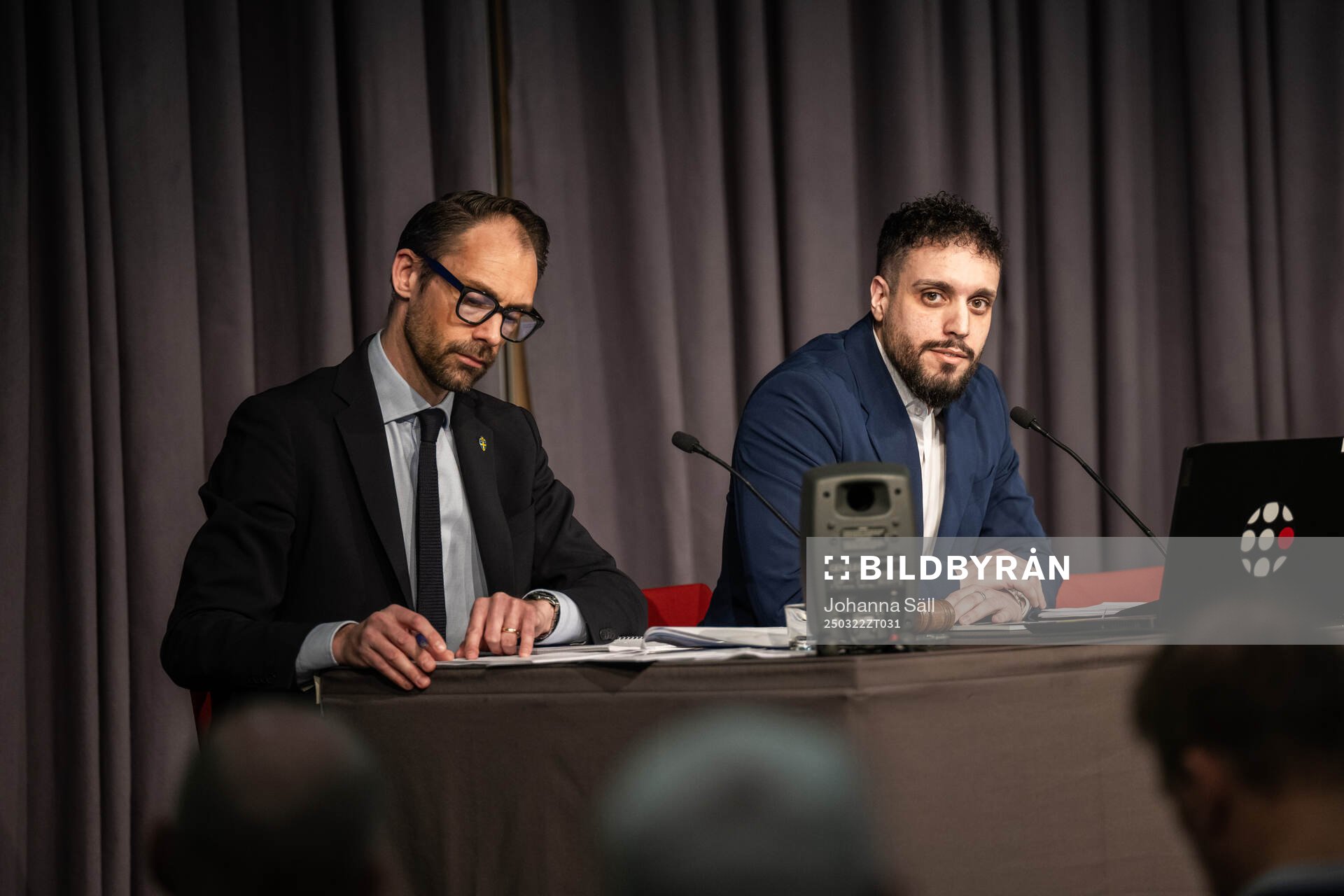 Sekreterare Tobias Tibell och mötesordförande Sammi Kaidi