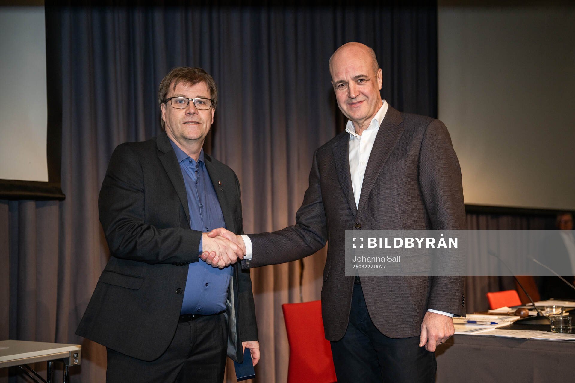 Rickard Strandberg poserar för ett porträtt tillsammans med Fredrik Reinfeldt under Svenska Fotbollförbundets årsmöte den 22 mars 2025 i Stockholm.