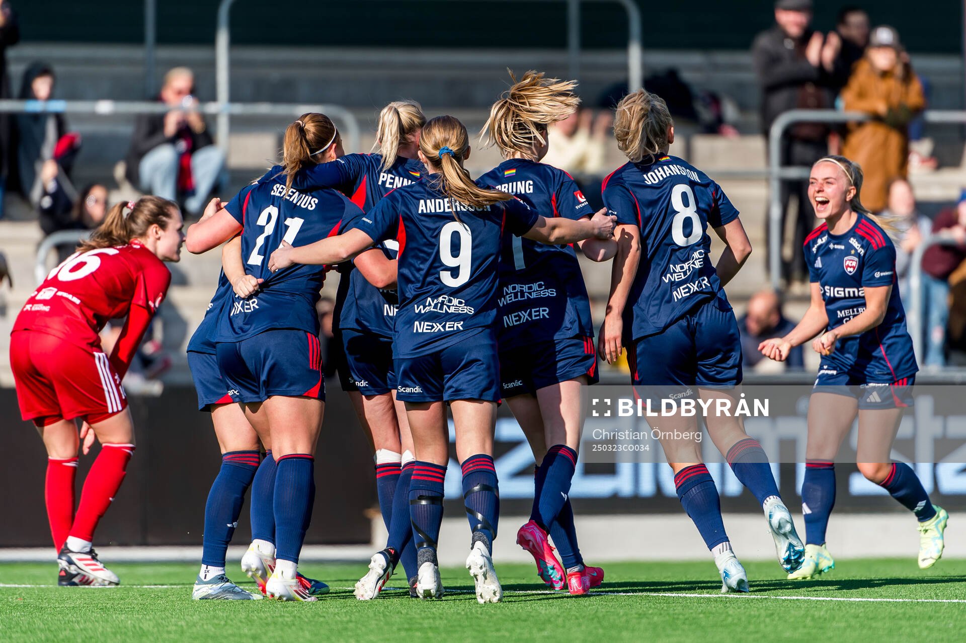 Rosengårds spelare jublar efter 1-0 under fotbollsmatchen i Damallsvenskan mellan Rosengård och Piteå den 23 mars 2025 i Malmö. 