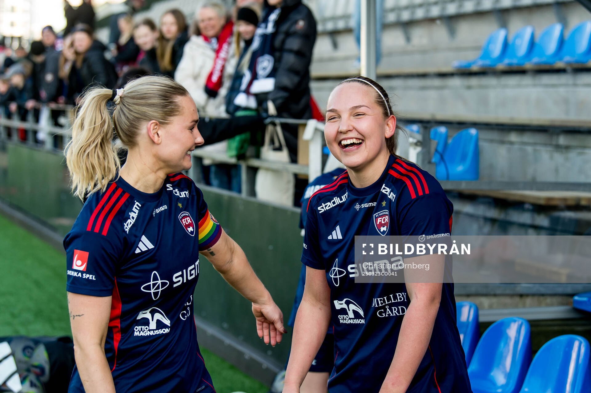 Rosengårds Emma Jansson och Oona Sevenius jublar efter fotbollsmatchen i Damallsvenskan mellan Rosengård och Piteå den 23 mars 2025 i Malmö.