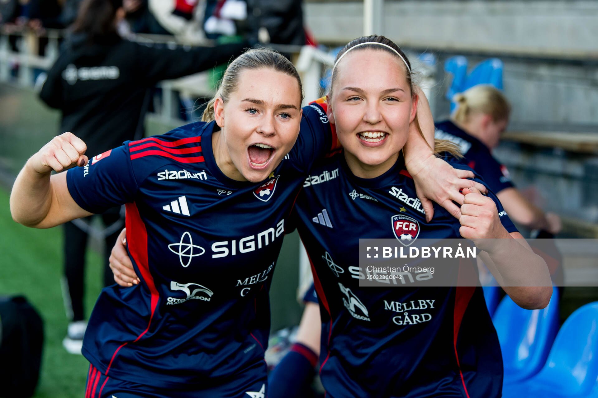 Rosengårds Emma Jansson och Oona Sevenius jublar efter fotbollsmatchen i Damallsvenskan mellan Rosengård och Piteå den 23 mars 2025 i Malmö.