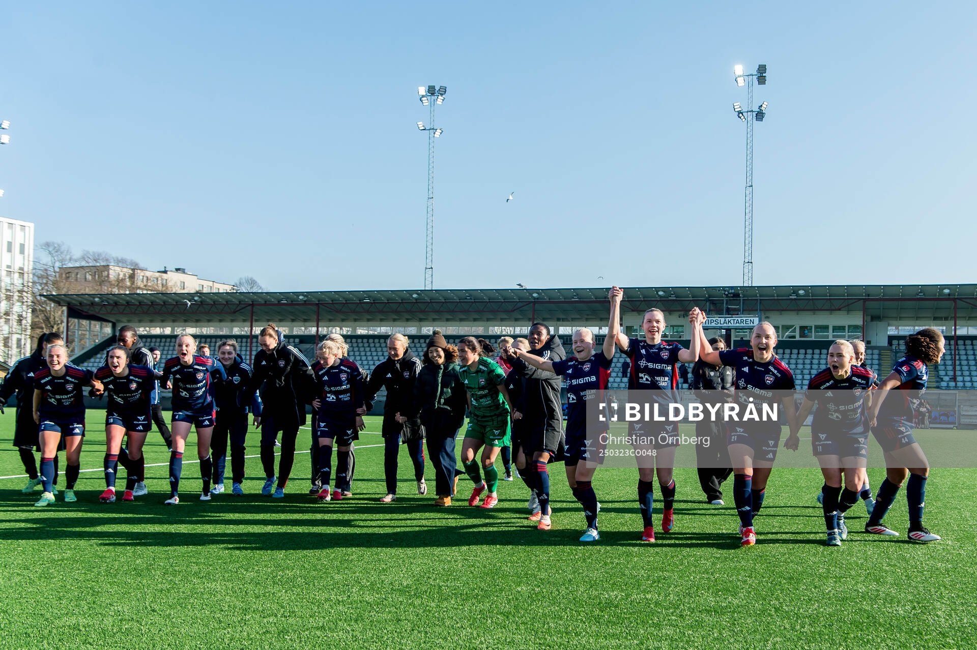 Rosengards spelare jublar efter fotbollsmatchen i Damallsvenskan mellan Rosengård och Piteå den 23 mars 2025 i Malmö. 