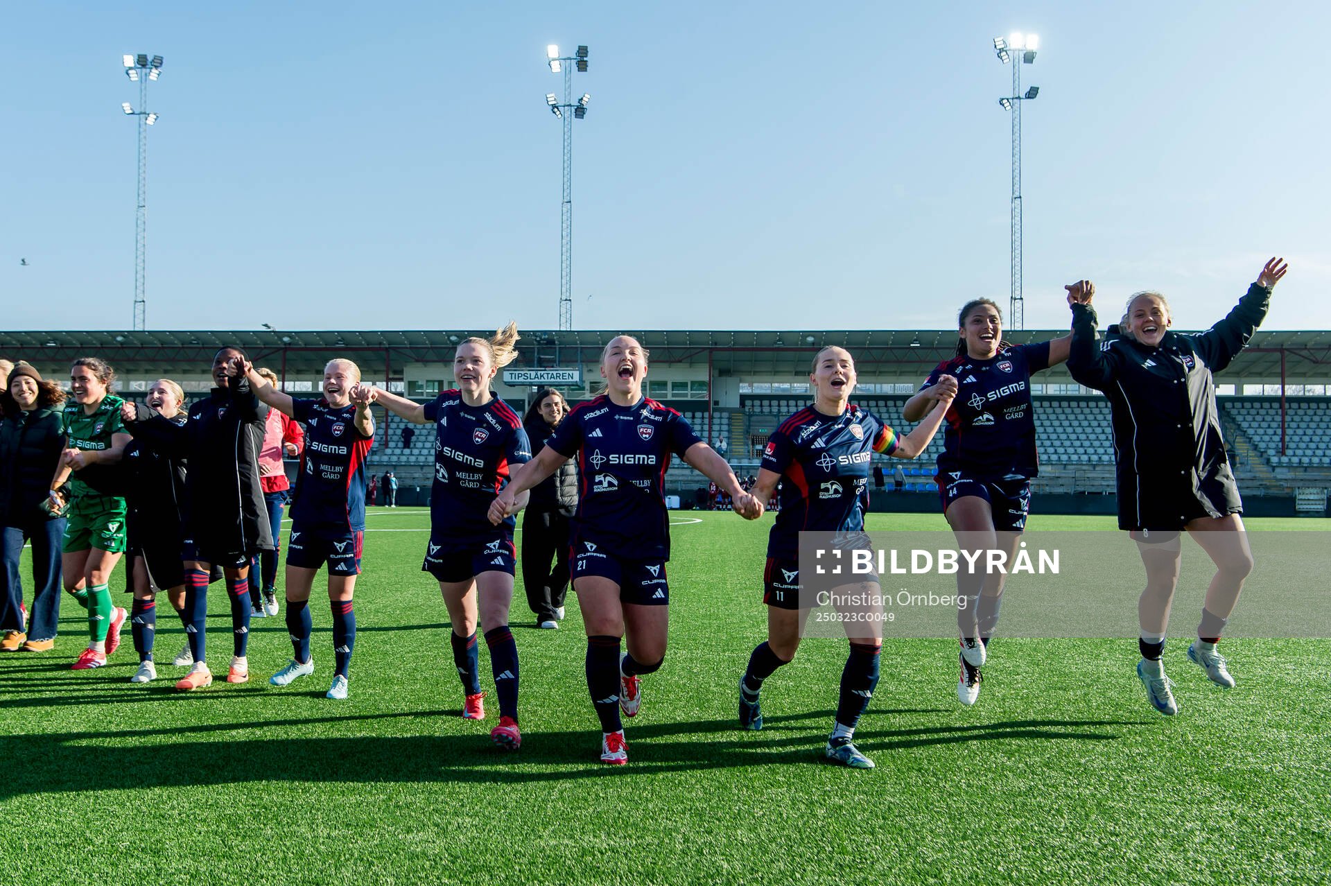 Rosengards spelare jublar efter fotbollsmatchen i Damallsvenskan mellan Rosengård och Piteå den 23 mars 2025 i Malmö. 